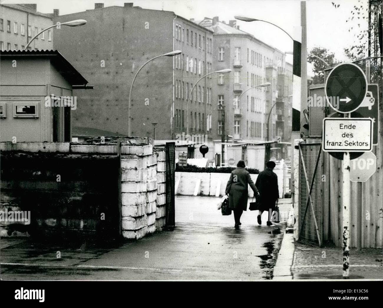 29. Februar 2012 - DDR hob die Minimum-Konvertierung für die Besucher: Am 9 Oktober. 1980 veröffentlicht die offiziellen Ost - Berliner Nachrichtenagentur ADN eine Anordnung des DDR-Ministeriums für Finanzen, nach was die Minimum-Konvertierung für Besucher der Bundesrepublik Deutschland, der West-Berliner und aus dem westlichen Ausland auf 25 erhöhen wird. -D-Mark täglich und für jede Person, auch für Rentner, ab 13. Oktober. 1980. bis jetzt die Konvertierung-Quoten von Reisen in Ost-Berliner täglich 6,50 D-Mark gewesen war und von Reisen in die DDR-13. --D-Prüfzeichen Stockfoto