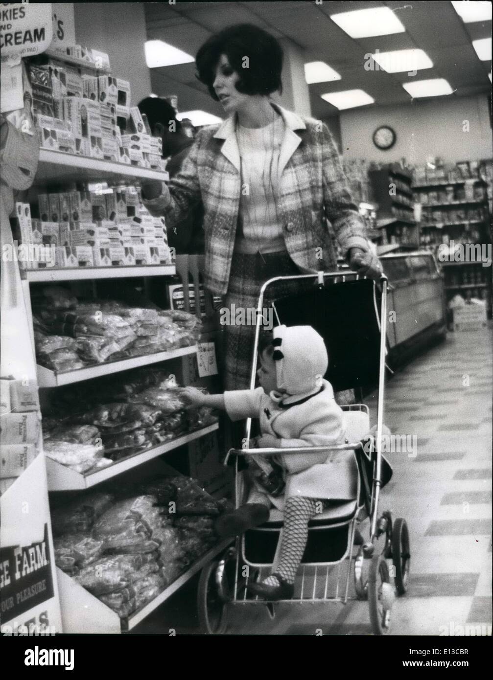 29. Februar 2012 - Joan Collins mit Tochter und neues Baby in New York. Joan Collins, musste, nach Hollywood, um die Art von Teilen gegeben werden, ihre dunkle, sinnliche Schönheit rief, ist im heutigen Leben in New York Ehefrau und Mutter. Verheiratet mit Anthony neu erscheinen derzeit in seinem eigenen musikalischen, das Brüllen der Schminke und die Schale von der Masse, die floppte in London und erwies sich als durchschlagenden Erfolg in New York - Joan ist nun stolze Mutter von einem Mädchen und ein Junge Tara, im Alter von zwei Jahren und sechs Wochen alten Alexander, Sasha kurz genannt Stockfoto
