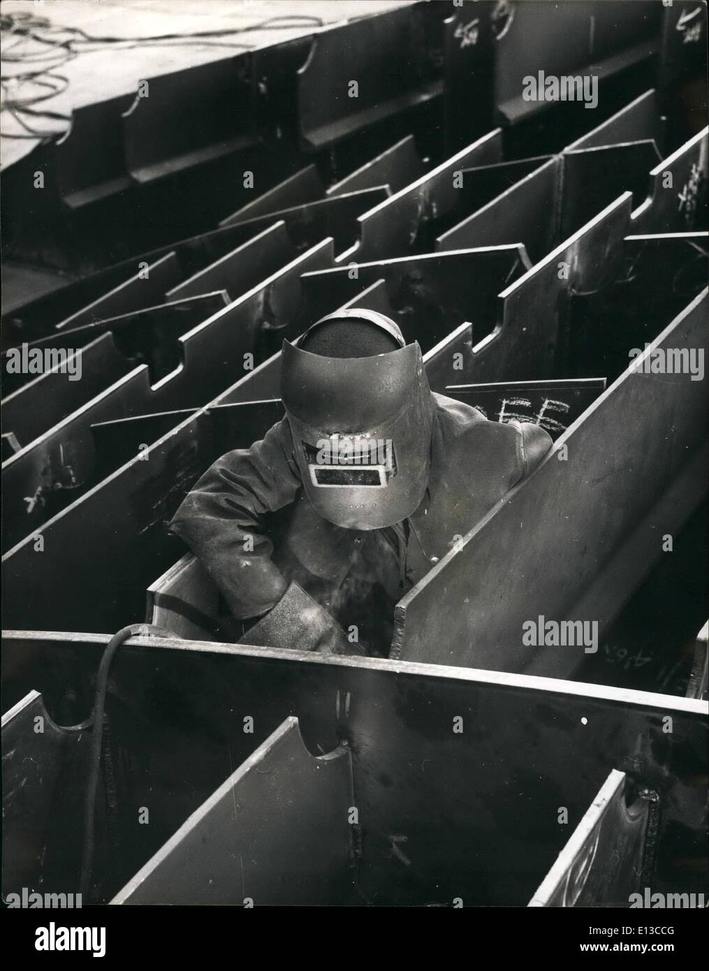 29. Februar 2012 - neue riesige '' Sunarider'' nimmt Gestalt an:. Die Geburt eines neuen Liner ist eine komplexe und lange Prozess, an denen Tausende von Arbeitern, die jeweils auf einen Facharzt-Job beschäftigt übertönen. John Brown Werften in Glasgow sind bekannt für viele bekannte Liner gebaut haben und aus deren Helling-jetzt von den neuen Cunarder besetzt, die berühmten Königin eingeleitet worden. Der neue Liner wurde seit 1955 im Bau und wird November 1968 bis 1983 abgeschlossen sein. Bisher 6000 Tonnen Stahl wurden installiert und vieles mehr müssen vor dem Datum der Fertigstellung Stockfoto