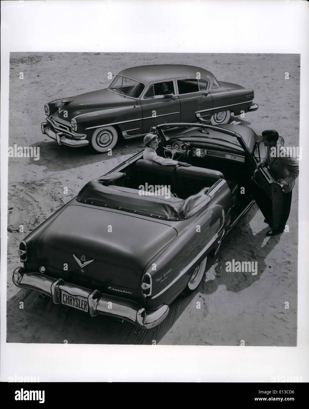 29. Februar 2012 - hat 235 PS 1954 Chrysler New Yorker Deluxe; Intelligente neue Linien markieren die 1954 Chrysler New Yorker Deluxe Serie, angetrieben durch die neuen 235 PS Feuerkraft V8-Motor, die leistungsfähige und effiziente PKW-Motor produziert. New Yorker Deluxe-Modelle werden in einer Auswahl von sechs PKW Limousinen, Club Coupe, spezielle Newport Club Coupe und Cabrio Coupe auf einem 125 1/2 Zoll Radstand angeboten. Sie verfügen über Powerflite Transmisiions die neuesten Vollautomatikgetriebe in der Industrie und der Bremskraftverstärker serienmäßig. Servolenkung ist als Sonderausstattung angeboten. Stockfoto