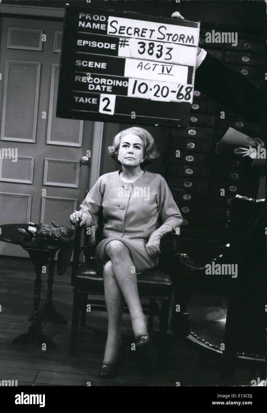 29. Februar 2012 - '' steht ''; Joan Crawford gespannt auf ihr Stichwort als Joan Kane auf dem Set Storm, ein Roy Winsor Produktion Stockfoto