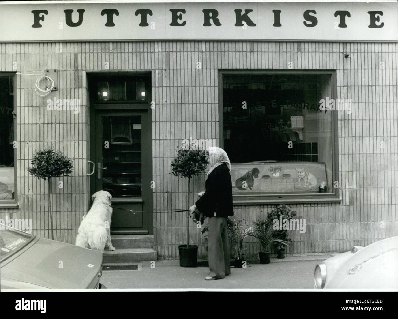 2. März 2012 - In Hamburg-Eilbek/West-Germany gibt es A Dog-Restaurant '' beeilen Sie sich, Ihr Restaurant zu öffnen ich habe Hunger ''.: vielleicht sind die Worte, sitzt vor der absinkenden Dor Hund-Restaurant '' Nahrungsmittelkasten '' dieser wartenden Hund denkt,. Die Zwillingsbrüder Hartmunt und Sigward Terzenbach eröffnet-in Westdeutschland unter dem Motto: "für unsere vierbeinigen Gäste, nur das allerbeste ''! Wird eine gute Idee, eine Restaurant mit Hund gefunden wird bezeugt durch die über 50 Stammgäste, welche Zahl steigen wird, haben andere Hunde Geschmack Blut. Stockfoto