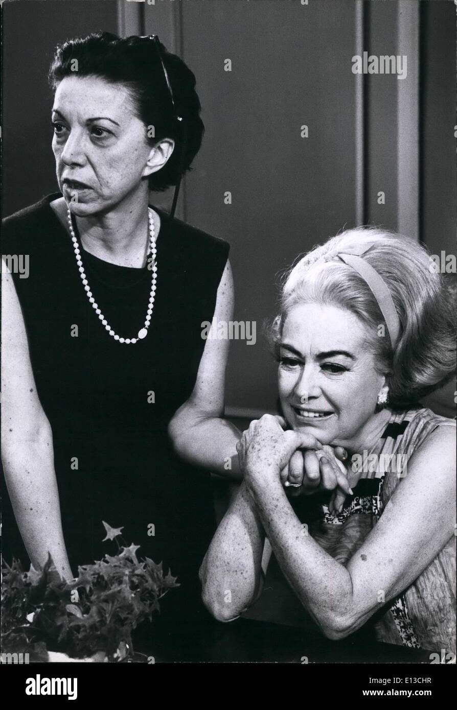 29. Februar 2012 - ist Joan Crawford von ihrem Direktor, Gloria Monty, im geheimen Sturm, getröstet, als Miss Crawford für ihre kranke Tochter, Christina füllt. Die Secret Storm ist eine Roy Winsor Produktion. Stockfoto