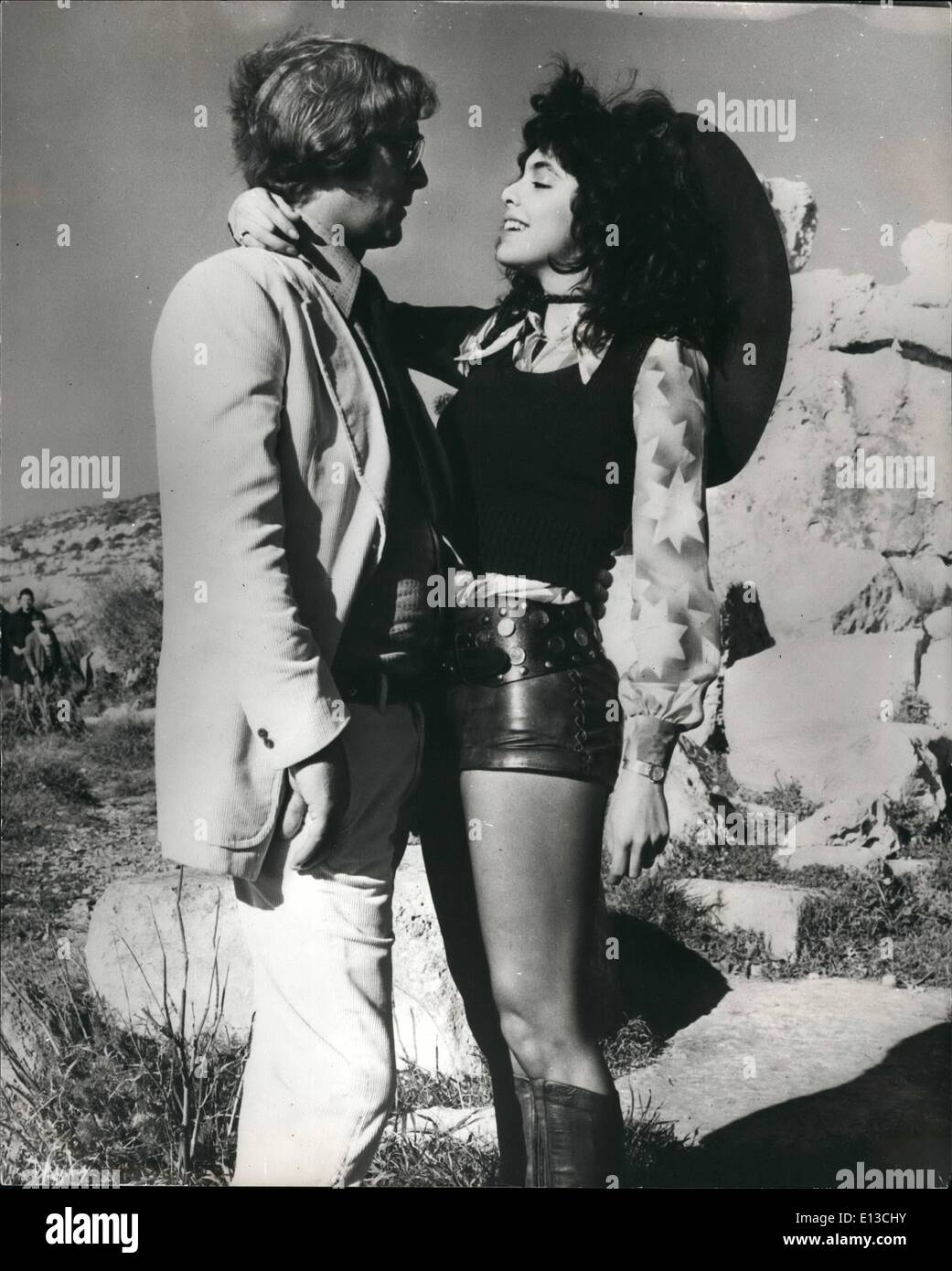 29. Februar 2012 - neuer Film im Malta; Regierungen mögen argumentieren, aber Filmproduktion geht auf in Malta, wo Produzent Michael Klinger, seinem Partner Michael Caine und Regisseur Mike Hodges eine Birtish Crew machen eine neue Comedy-Thriller '' Pulp''. Michael Caine bekommt ein neues Mädchen, eine Spectangular 5 ft 9 Zoll 22 Jährige Brünette namens Nadia Cassini. Nadia, Tochter von zwei amerikanischen Tänzer Sänger studierte Ballett vor New York für Rom vor drei Jahren verlassen. Seitdem ist die langbeinige Schönheit in italienischen Filmen prominent geworden. Stockfoto