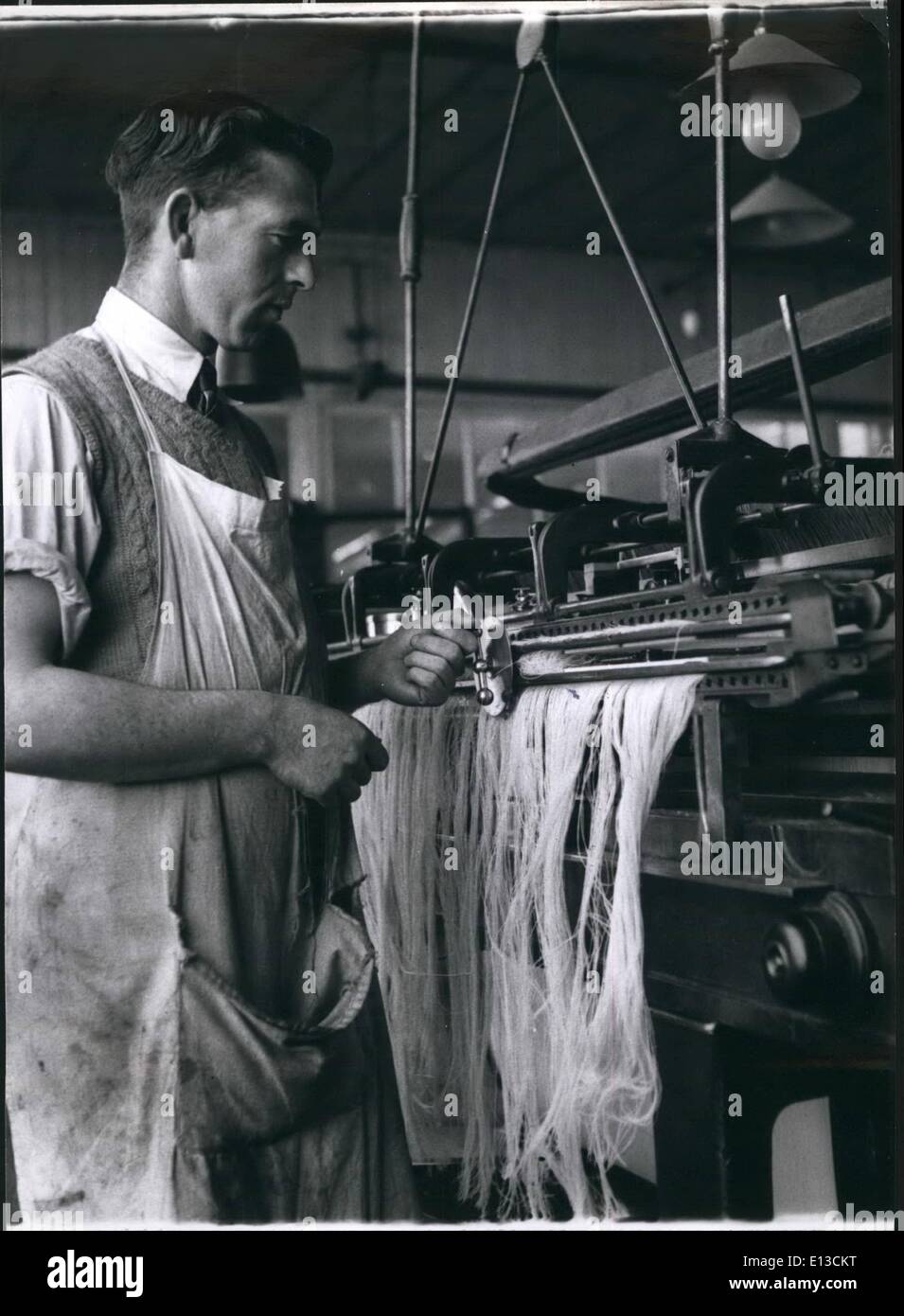 Verziehen Sie 29. Februar 2012 - Ting; Mr John Fehay betreibt eine Verwerfung, die Maschine zu binden. Stockfoto