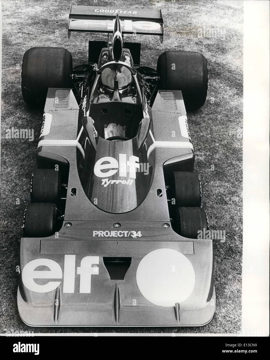 29. Februar 2012 - Einführung der neuen britischen sechs-Rad Racing car: eine revolutionäre Antwort auf das Drag-Problem erstellt von den Vorderrädern des grand-Prix-Wagen erfolgt durch die Elf Team Tyrell experimentelle grand Prix Auto. Es hat vier kleine lenkbare Räder an der Vorderseite die entfallen 12 Prozent des gesamten ziehen, und der Designer Derek Gardner, hofft, das Äquivalent von einem zusätzlichen 40-50 Hosrepower vom Ford - Cosworth-Motoren am Heck angebracht zu gewinnen. Foto zeigt eine Ansicht der neuen Elf Tyrrell Formel 1 Rennwagens zeigt seine revolutionäre vier-Vorderrad-System. Stockfoto