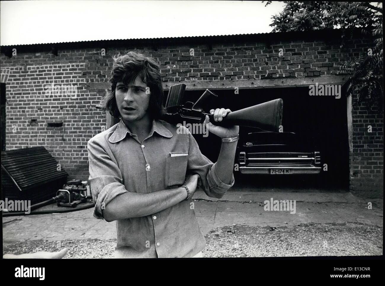 2. März 2012 - Rhodesien: Dieser weiße Rhodesian Jungbauer, 24 jährige Rodney Hoack auf seiner Farm in Nordrhodesien--er trägt immer eine geladene Waffe. Stockfoto