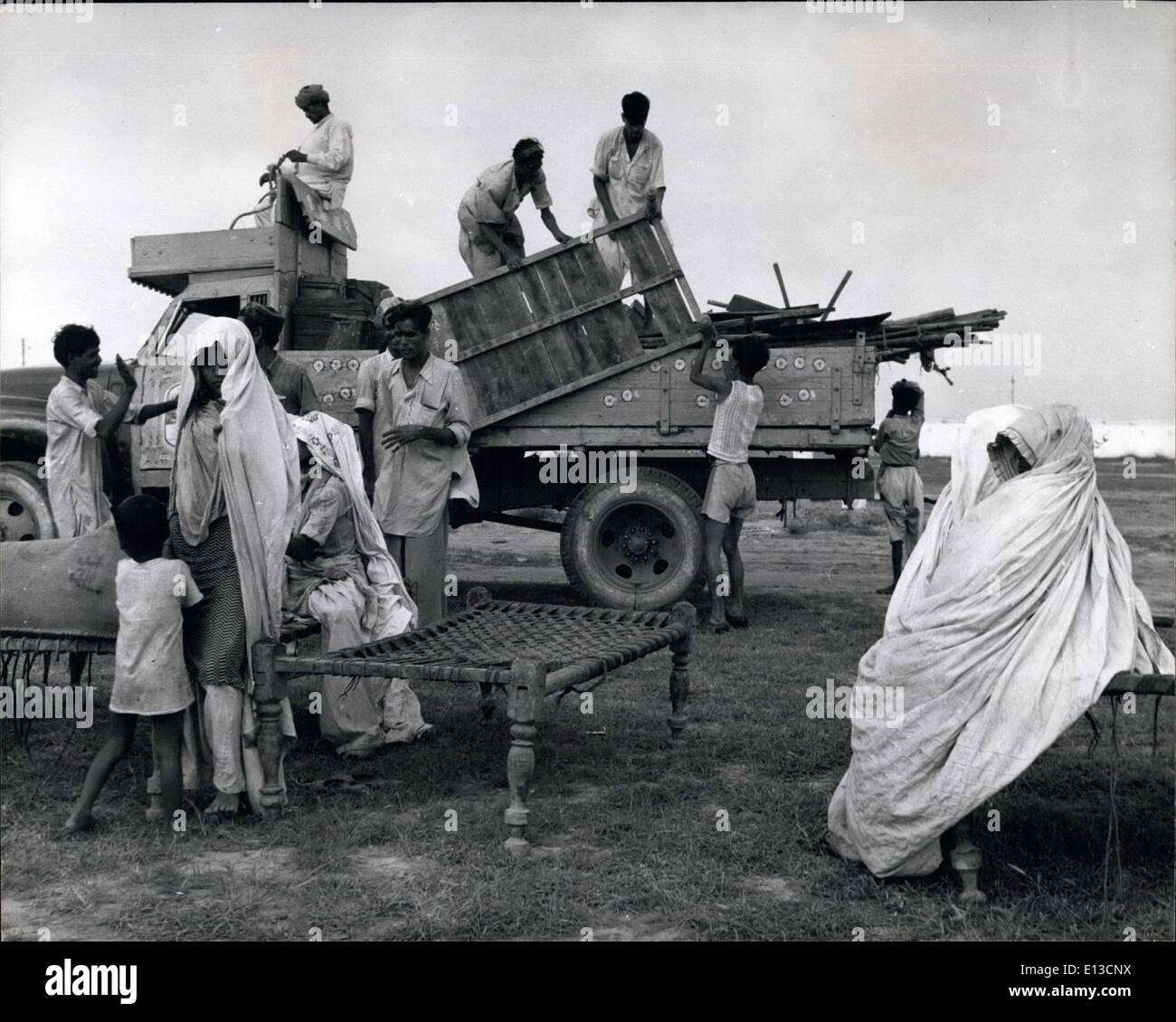 2. März 2012 - Ziel erreicht: pakistanische Familien entladen ihre einfache grobe Möbel bei der Ankunft in der neuen Kolonie. Stockfoto