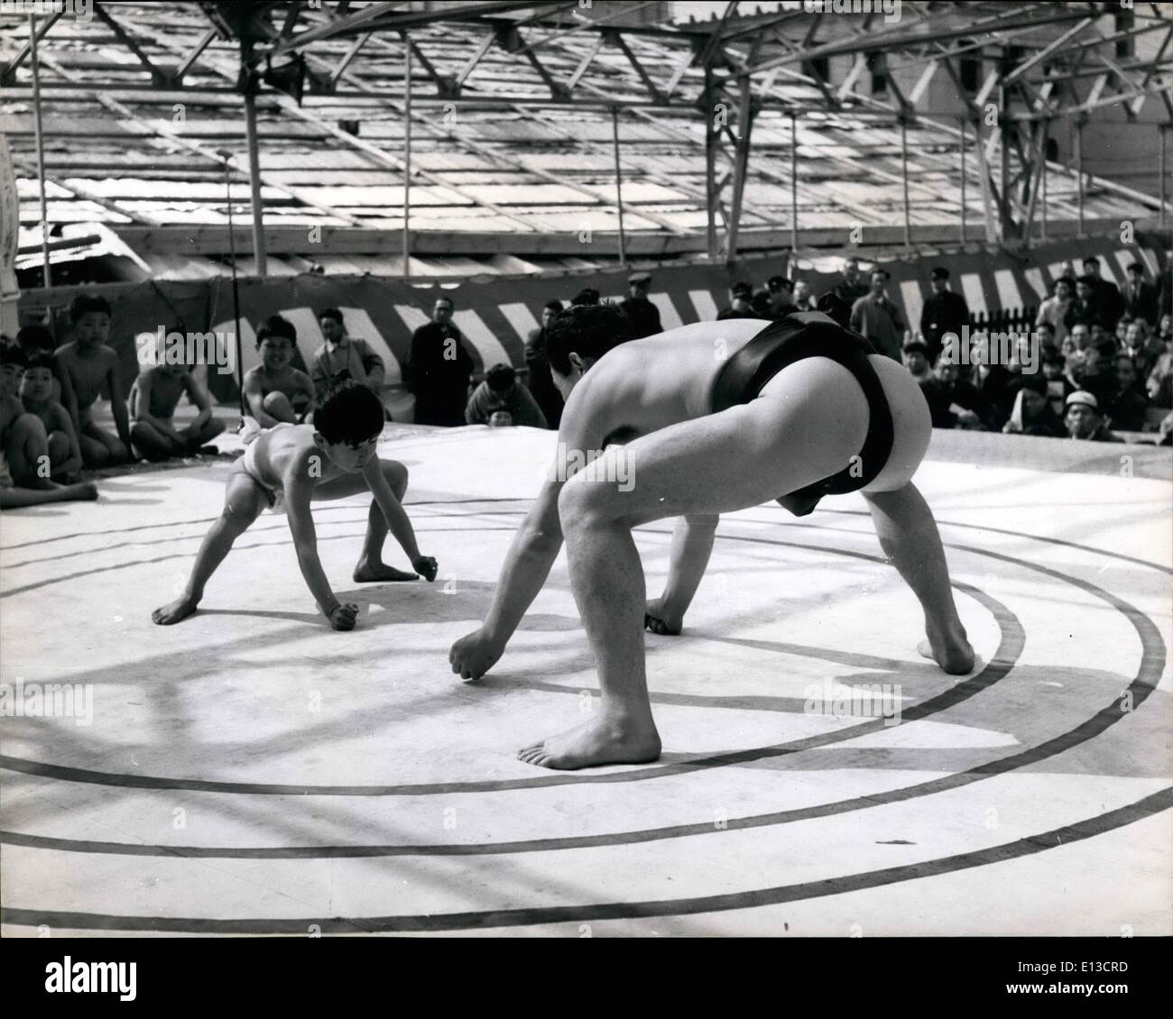 2. März 2012 - Größe macht keinen Unterschied wenn Sie kennen Sumo: Ein Jugendlicher Größen seine Gegner vor einem Sumo-Spiel. Aus dieser Position sind immer die ersten Schritte gemacht. Stockfoto