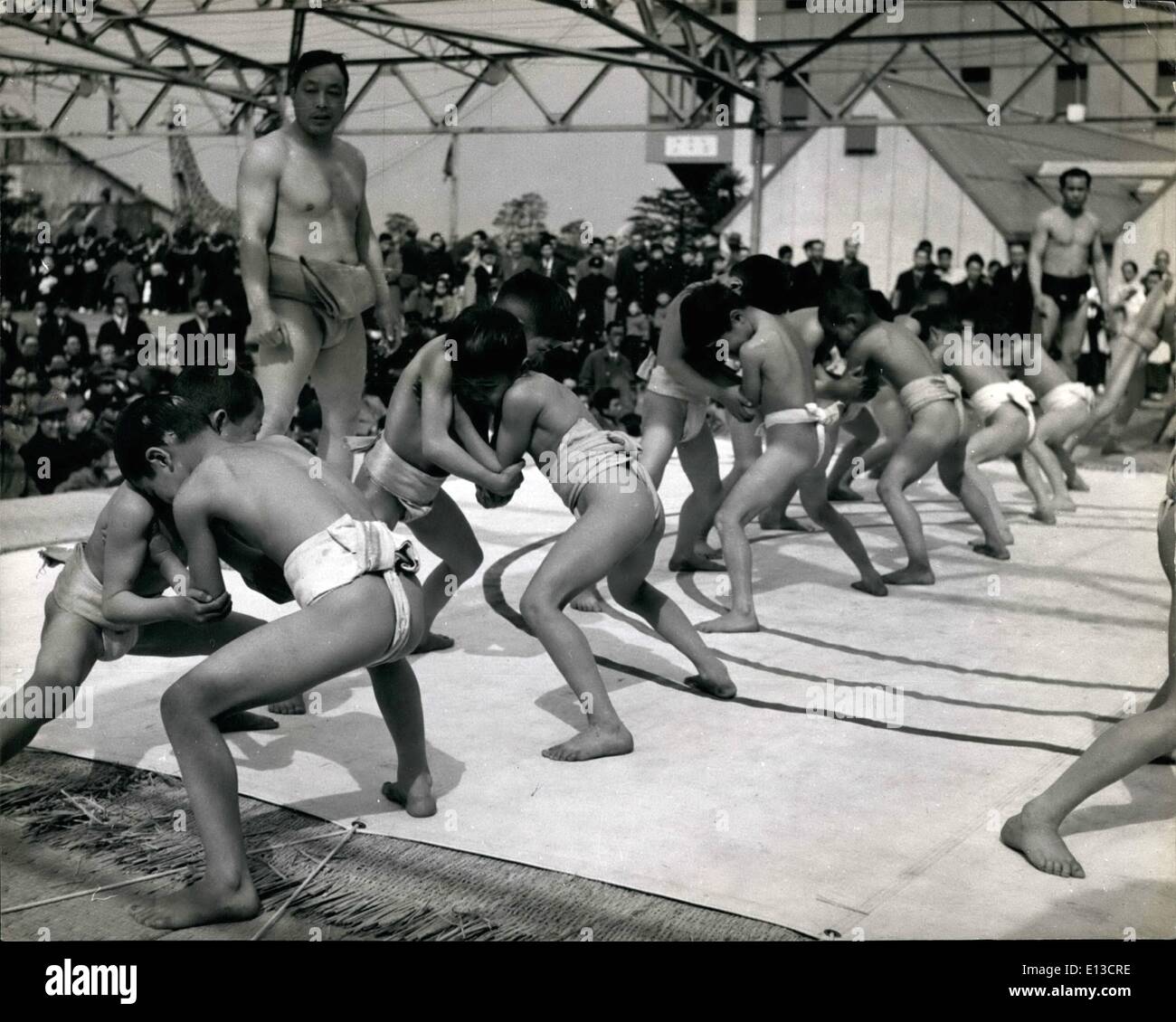 2. März 2012 - Young Japan lernt Sumo: unter einem erfahrenen Ausbilder, japanischen Jungen tragen der traditionellen Lendenschurz und Taille Stockfoto