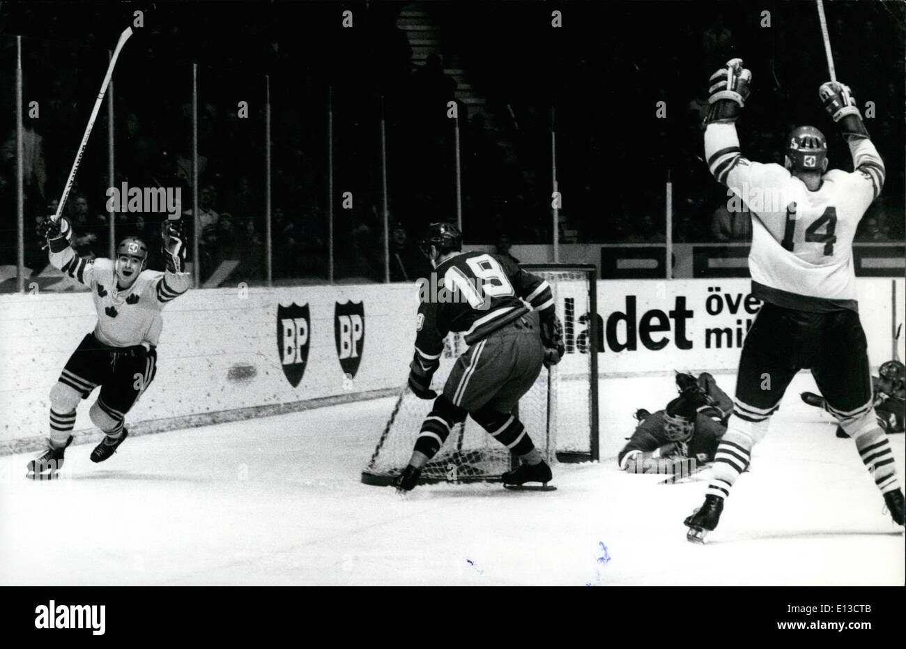 2. März 2012 - Eishockey-Weltmeisterschaft. Stockholm 1970, USSR-Schweden 2:2 erzielte Nr 12 Stig-Göran Johansson, Schweden 2: 1 für Schweden. Auf dem Bild ist er gerade hinter dem Tor. Stockfoto