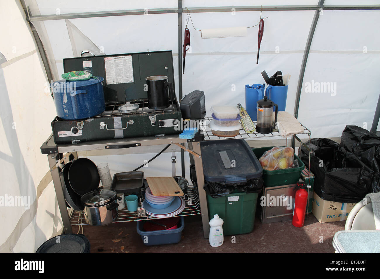 Eine Feldcamperküche in Alaska, Teil des Yukon Delta National Wildlife Refuge, wo während der Sommersaison kocht und Speisen zubereitet werden, um Naturschutzprojekte zu ergreifen. Stockfoto