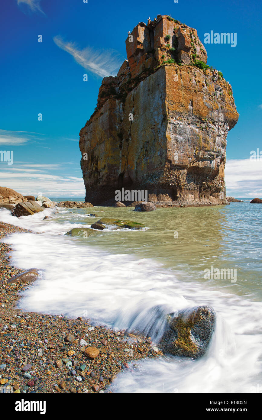 Stein-Monolith im Pazifischen Ozean Stockfoto