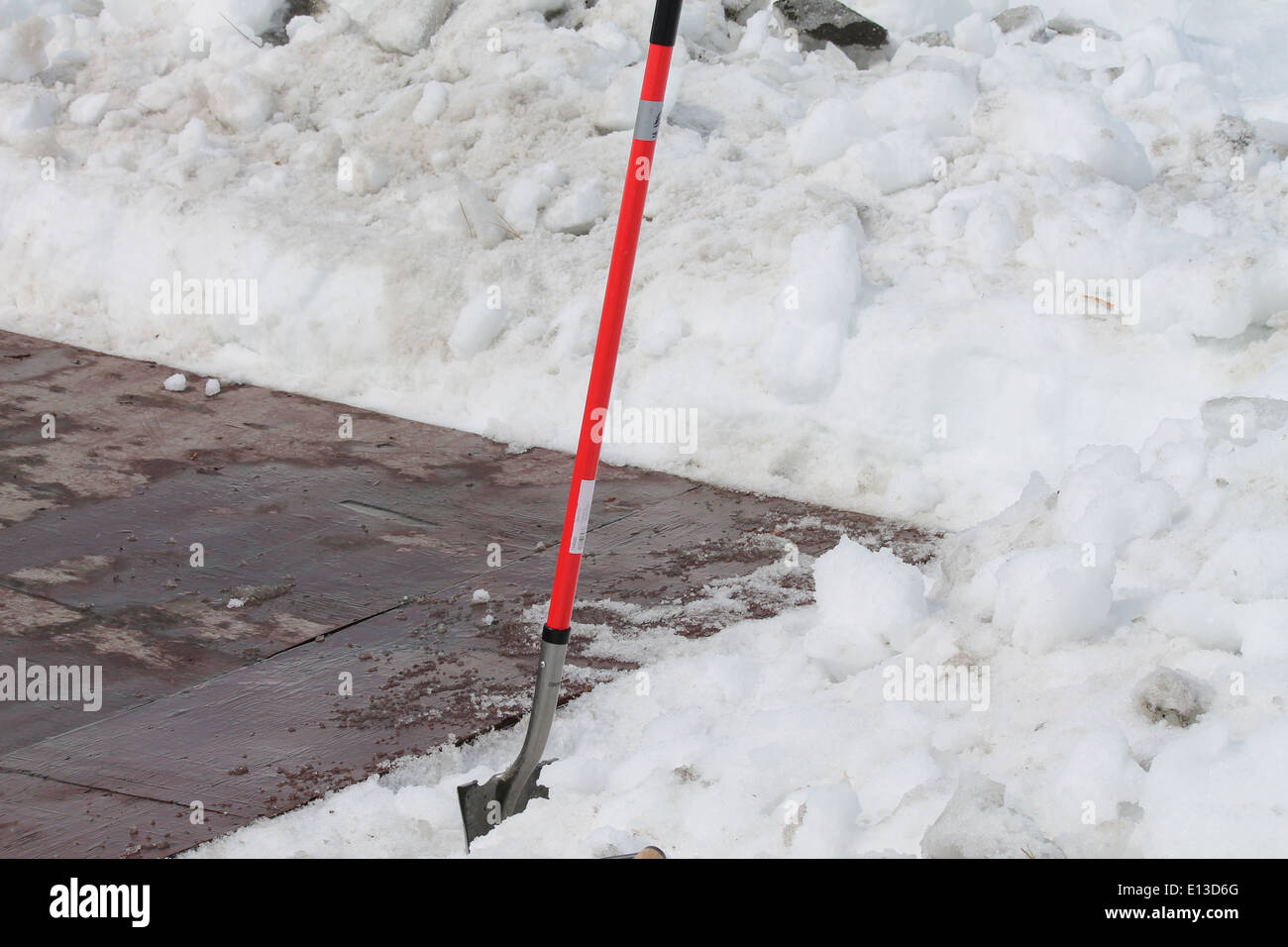 Feldlager im Yukon Delta National Wildlife Refuge in Alaska, während der Vorabzeit, wenn der Schnee beginnt zu tauen, das Wetter aber noch kalt ist. Diese Lager sind für die Überwachung und Erhaltung der Wildtiere von wesentlicher Bedeutung. Stockfoto