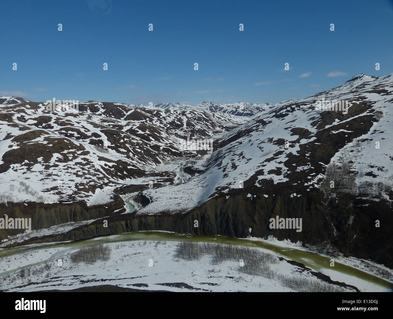 Eine Helikopterbeobachtung in den Kilbuck Mountains und im Yukon Delta National Wildlife Refuge aus dem Jahr 2013 konzentrierte sich auf die Populationen von Raptoren, die für den Schutz und die Überwachung der Tierwelt von entscheidender Bedeutung sind. Stockfoto
