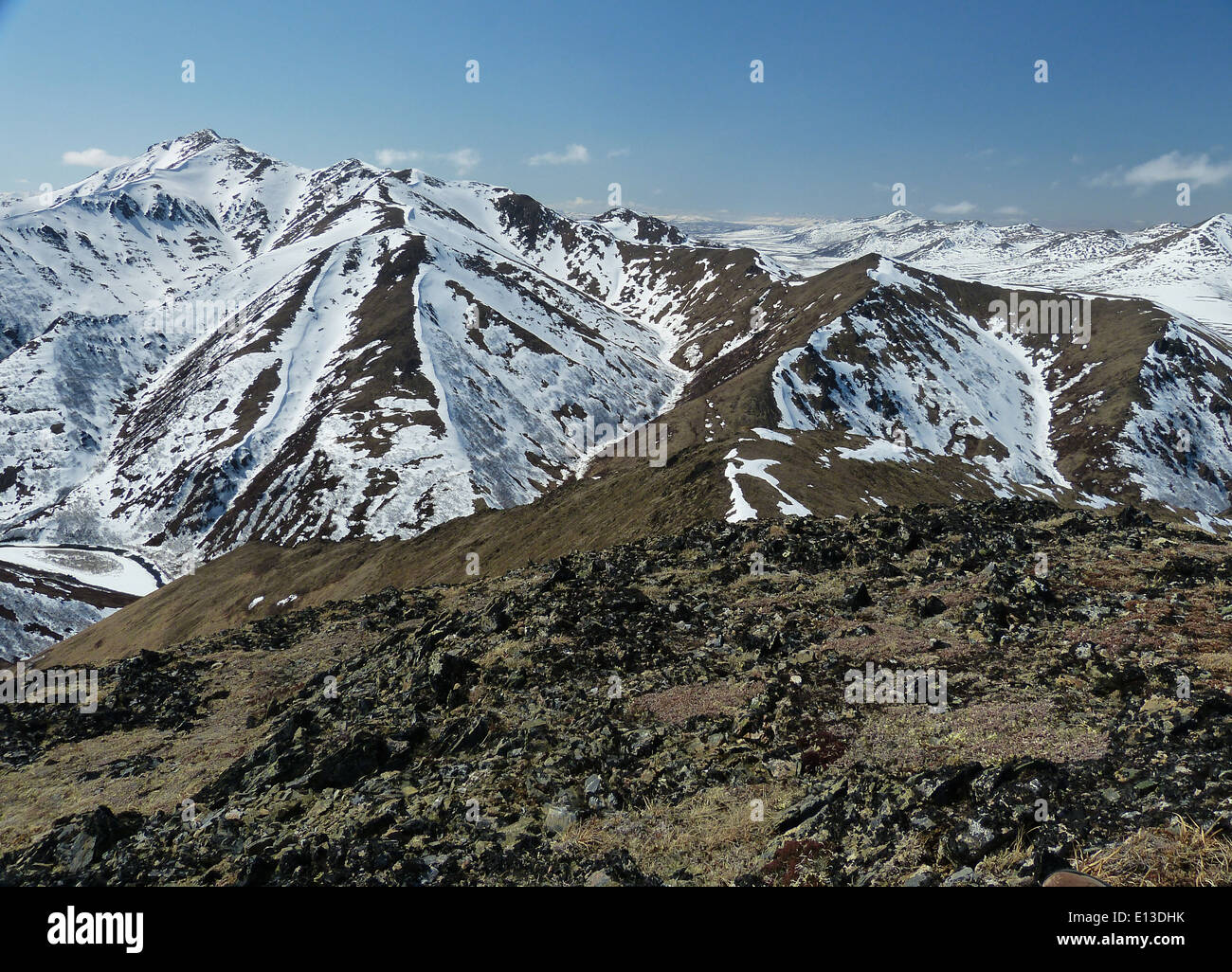 Im Mai 2013 wurde über den Kilbuck Mountains im Yukon Delta National Wildlife Refuge eine Raptor-Umfrage durchgeführt, bei der mit einem Hubschrauber die Populationen der Wildtiere in der Region untersucht wurden. Stockfoto