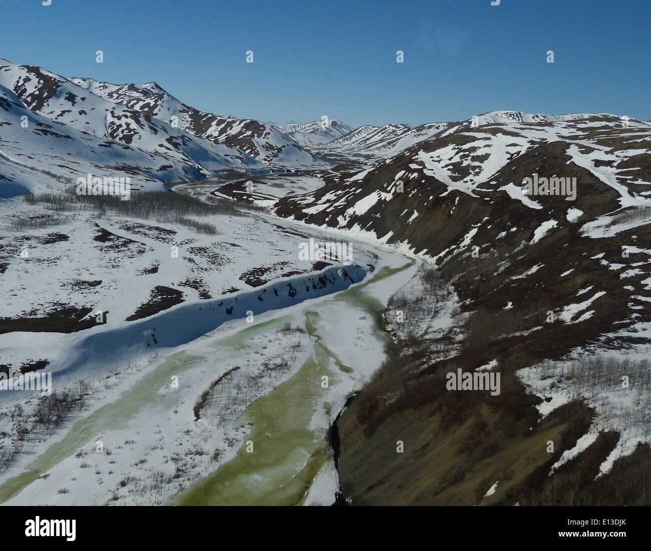 Im Mai 2013 nutzte eine Raptoruntersuchung in den Kilbuck Mountains des Yukon Delta National Wildlife Refuge einen Hubschrauber, um Eulenpopulationen zu bewerten, was zur Überwachung der Wildtiere in den abgelegenen Gebieten Alaskas beitrug. Stockfoto