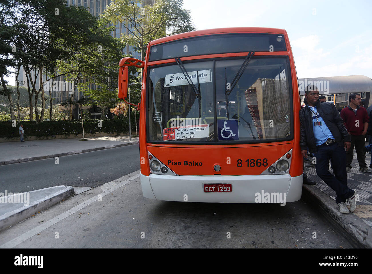 Sao Paulo, Brasilien. 21. Mai 2014. Autofahrer parken ihre Busse auf einer Straße am zweiten Tag des Streiks der städtischen Linienbusse, in Sao Paulo, Brasilien, am 21. Mai 2014. Der Streik verursachte die Schließung des Bus-Terminals und den Verzicht auf Fahrzeugen mitten auf der Straße, den Transit zu verkomplizieren und verlassen Hunderte gestrandete Fluggäste, weniger als einen Monat von der Eröffnung des FIFA World Cup. © Rahel Patras/Xinhua/Alamy Live-Nachrichten Stockfoto