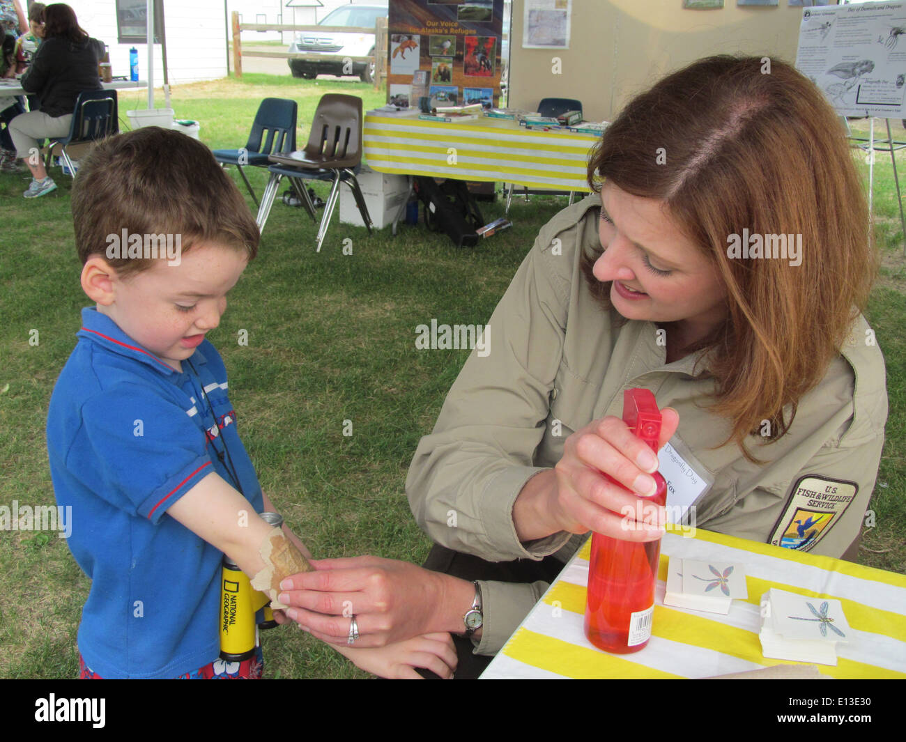 Libellen-Tattoos symbolisieren Transformation und Anpassungsfähigkeit, die oft wegen ihres komplizierten Designs und ihrer Assoziation mit der Natur ausgewählt werden. Diese Tattoos sind beliebt für ihre zarten Merkmale und leuchtenden Farben, die Schönheit, Veränderung und Selbstverwirklichung darstellen. Stockfoto