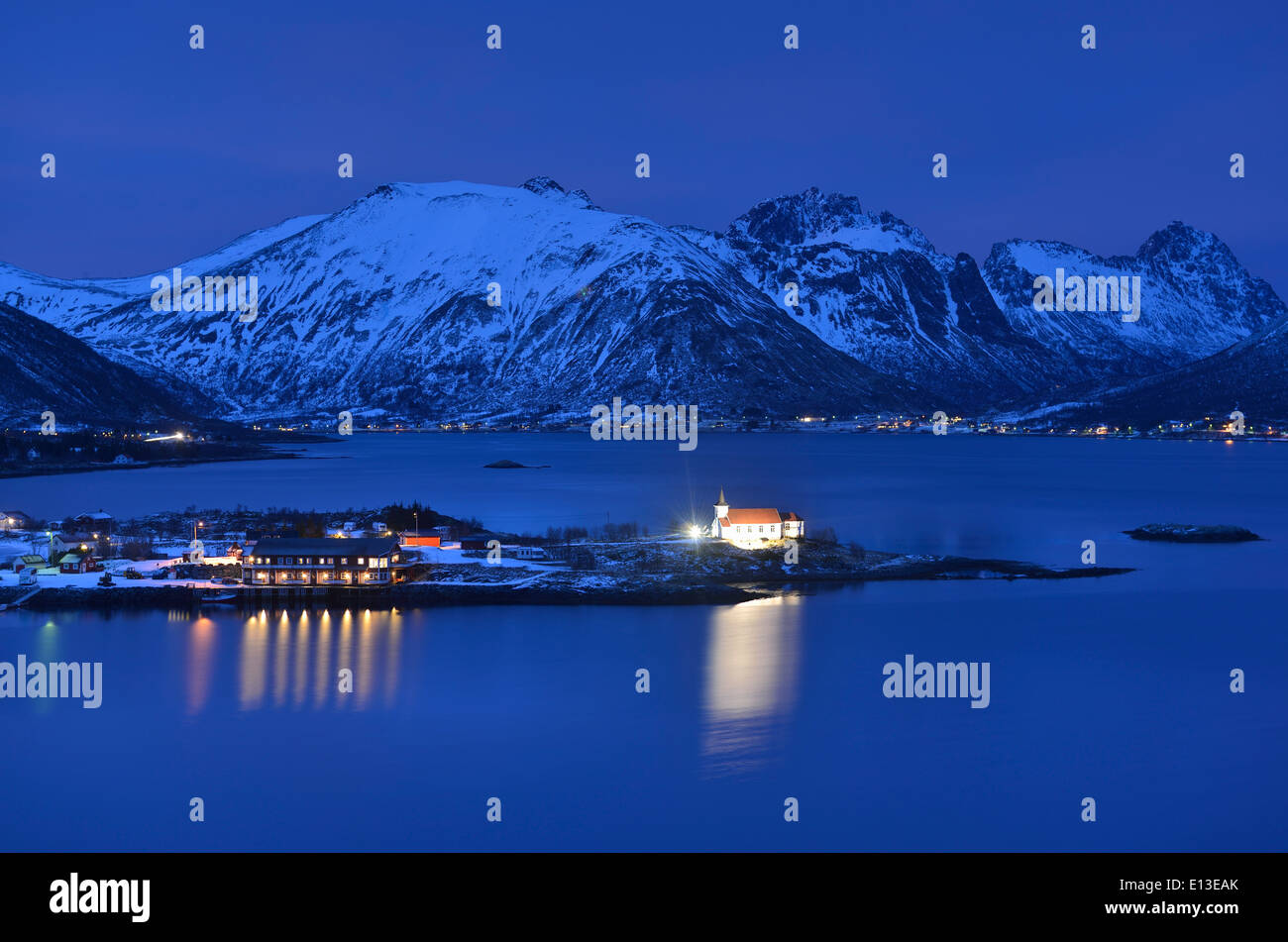 Austnesfjorden mit Sildpollnes Kirche in der Abenddämmerung, Lofoten Inseln, Norwegen Stockfoto