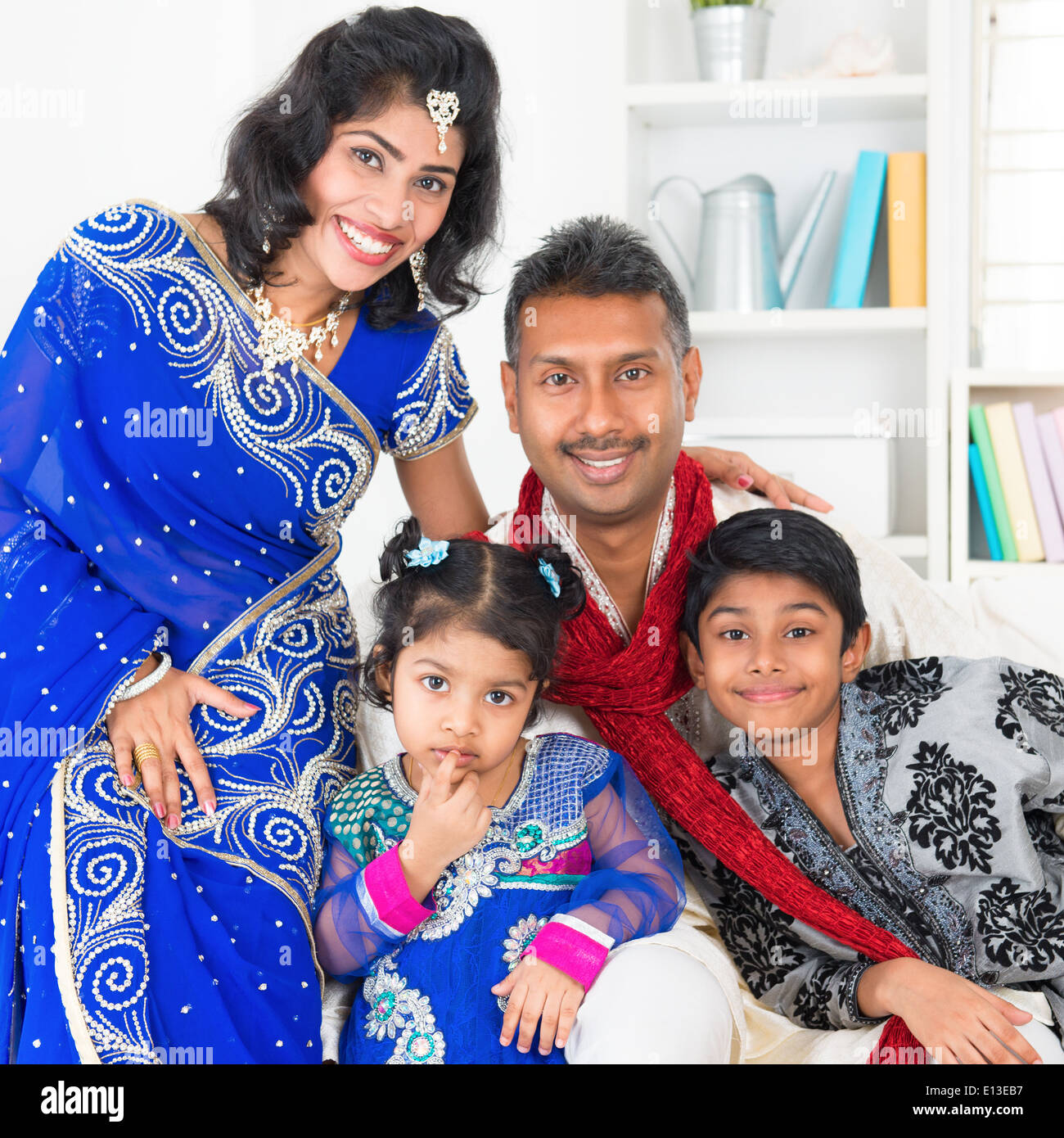 Porträt des asiatischen indischen Familie zu Hause, glückliche Eltern und Kinder in traditionellen Sari. Stockfoto