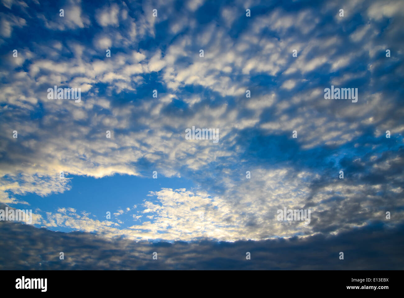 Den blauen Himmel und weiße flauschige Wolken. Stockfoto
