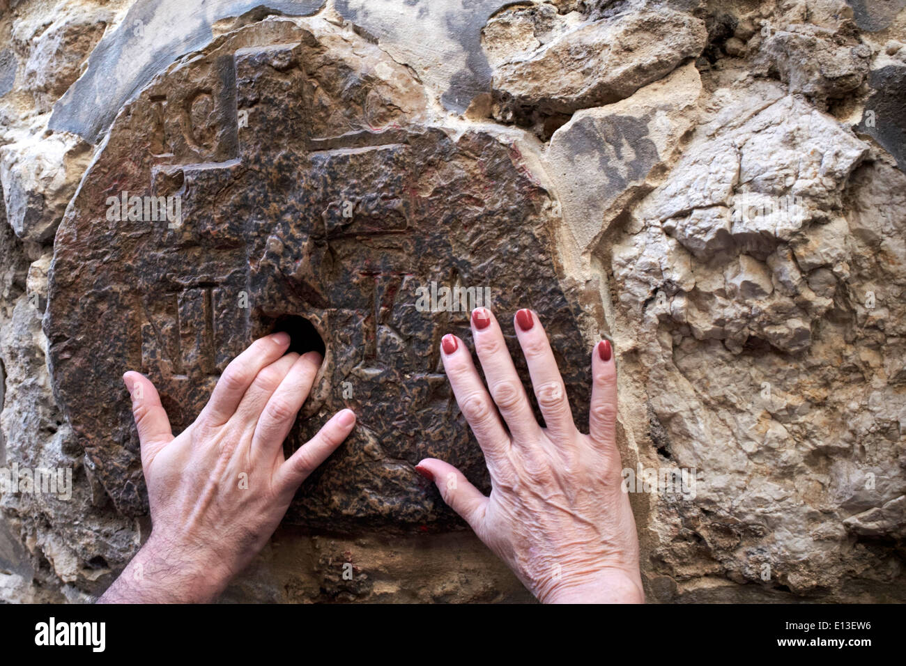 Die Hände von Frauen an der 8. Station des Kreuzes, Via Dolorosa, Jerusalem, Heilige Land Stockfoto