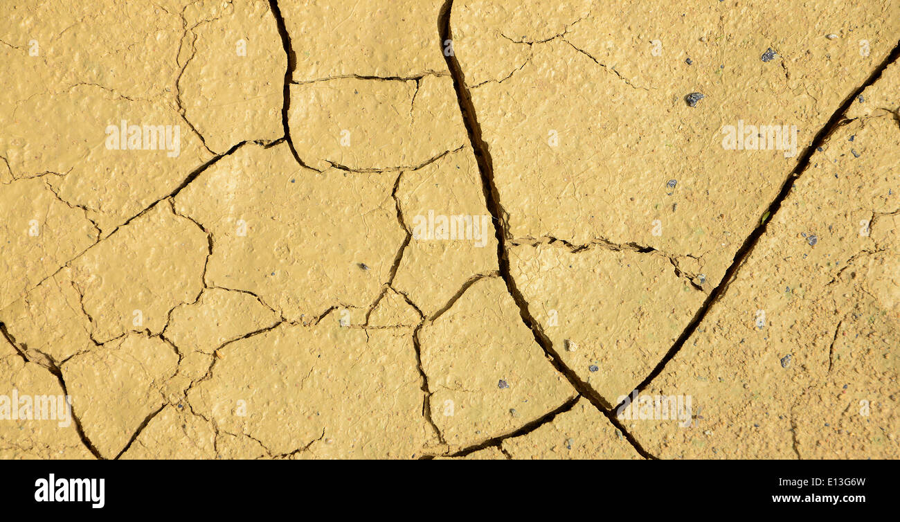 Nahaufnahme des trockenen Bodens in ariden Klima. Rissigen Boden in einer Wüste. Stockfoto