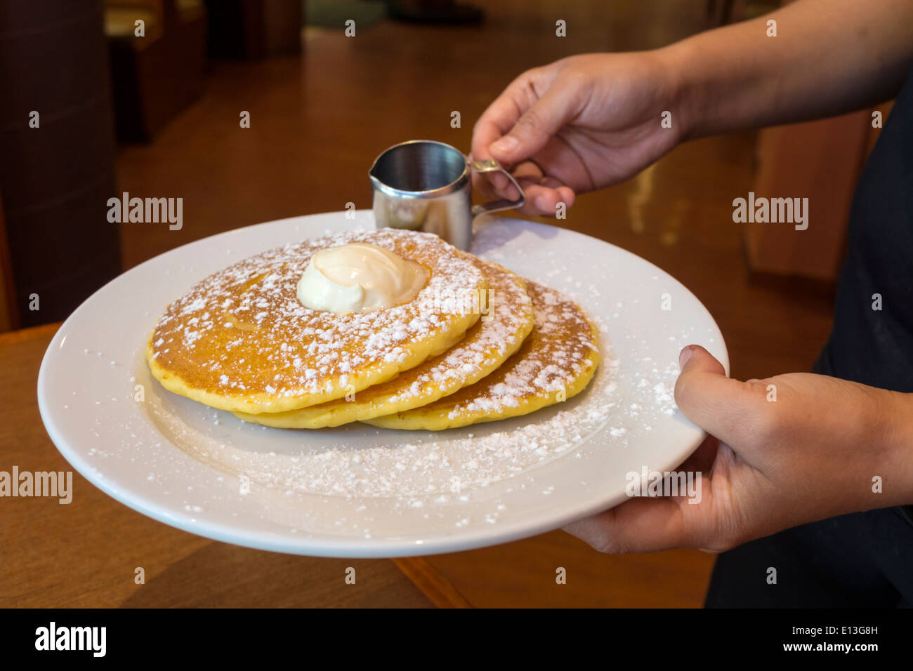 Sydney Australien, Darling Harbour, Hafen, Einkaufszentrum am Harbourside, Zentrum, Restaurants, Restaurants, Restaurants, Restaurants, Restaurants, Cafés, Tische, Pfannkuchen, Kellner Stockfoto