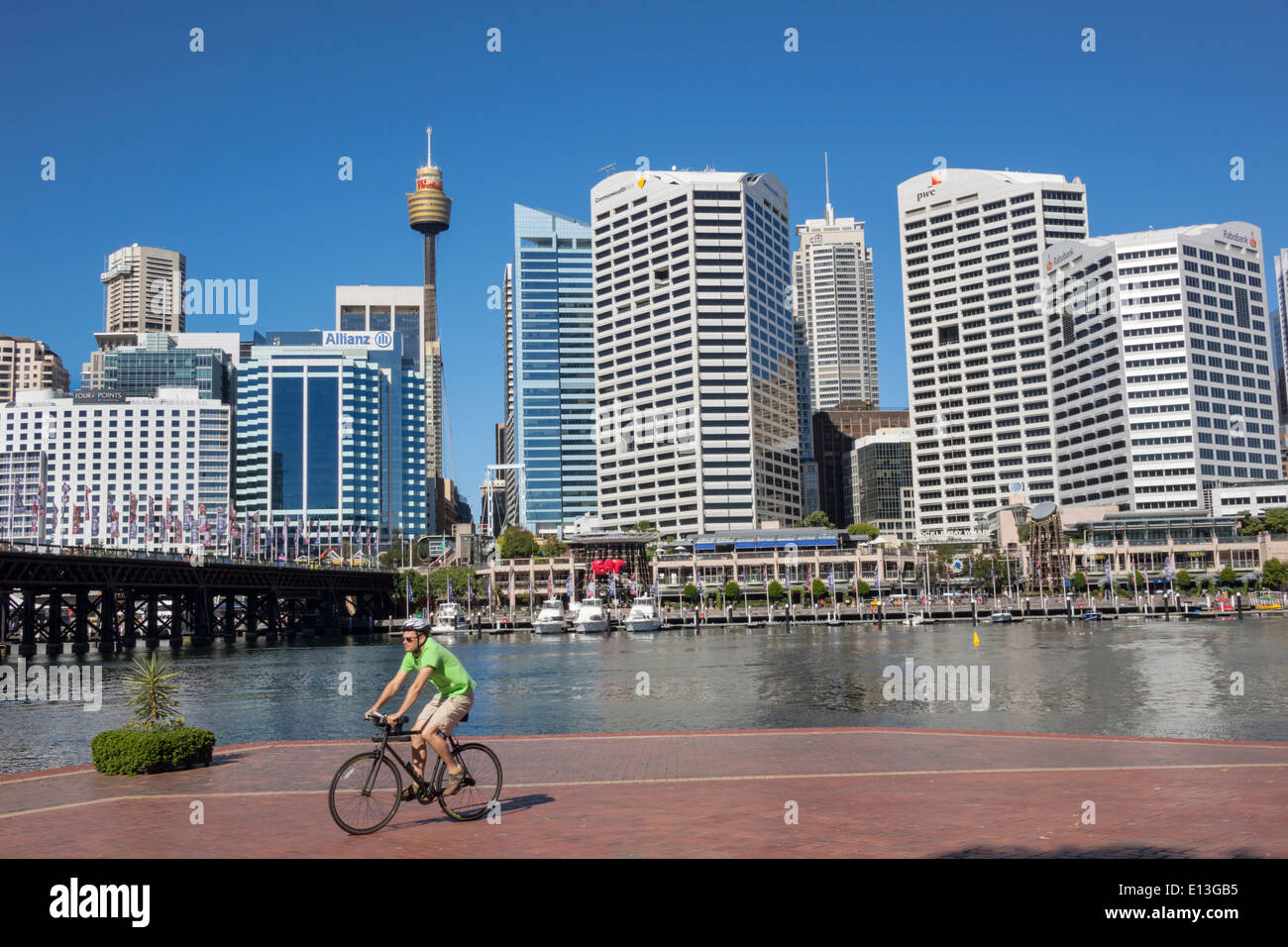 Sydney Australien, Darling Harbour, Hafen, Cockle Bay Promenade, Kai, Wasser, Wolkenkratzer, Skyline der Stadt, Männer männlich, Fahrrad, Radfahren, Reiten, Radfahren, Fahrer, b Stockfoto