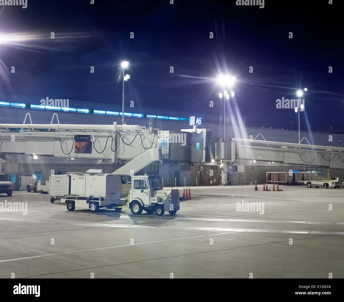 Leuchtet in der Nacht, Benito Juarez International Airport, Flughafen mich Stockfoto