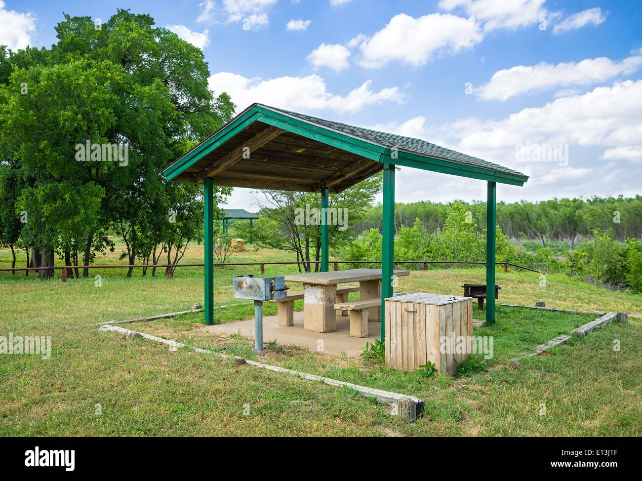 Picknickplatz mit Tisch und Grill in einem park Stockfoto