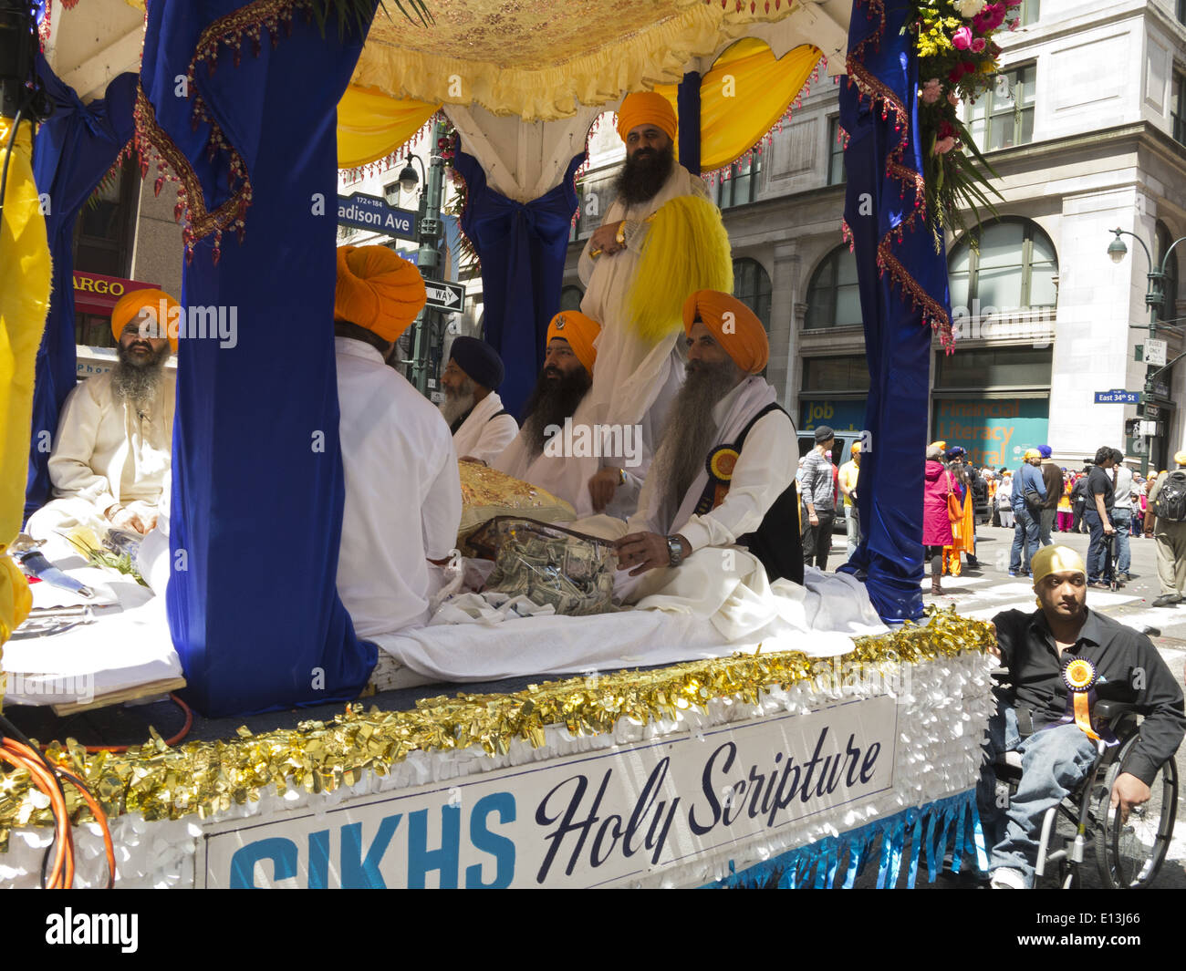 Die 27. jährliche Sikh Day Parade in New York City. Wichtigsten Schwimmer tragen The Guru Granth Sahib, den zentralen religiösen Text des Sikhismus. Stockfoto