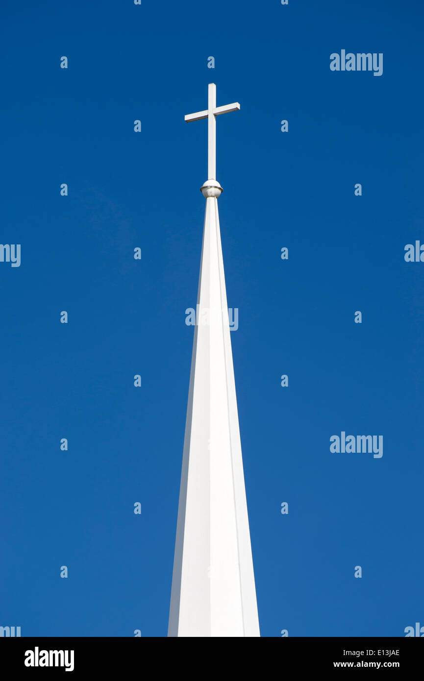 Nahaufnahme von einem weißen Kirchturm vor blauem Himmel. Stockfoto