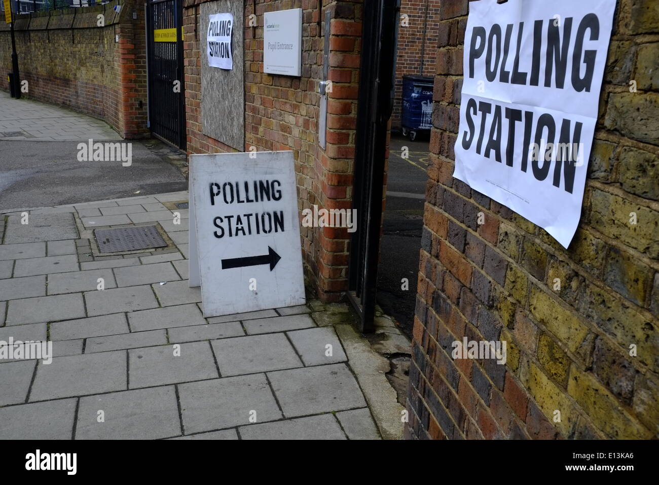 London, UK. 22. Mai 2014. Wähler zu kommen, um ihre Stimmen in diesem Schlackenlinie Bahnhof in Vauxhall, Central London Credit: Rachel Megawhat/Alamy Live News Stockfoto