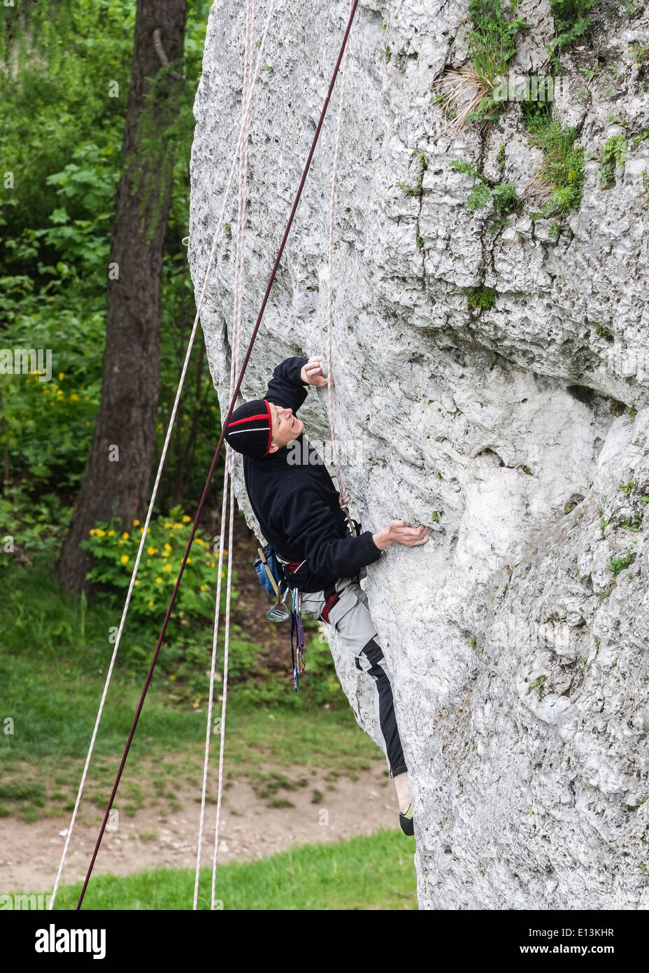 Steinige Kletterwand Mann. Stockfoto