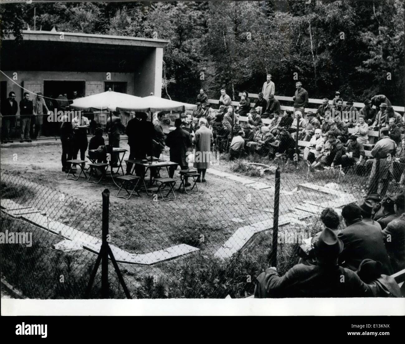 2. März 2012 - internationale Lair-Jagd-Wettbewerb In Tschechoslowakei: Eine dreitägige Lair-Jagd Wettbewerb, organisiert im Rahmen des internationalen Hundezucht Tages statt, dieses Jahr in der Tschechoslowakei begann im Cimice Hain in Prag unter Beteiligung von Konkurrenten aus Frankreich, Österreich, der Deutschen Demokratischen Republik und der Bundesrepublik Deutschland, zusätzlich zu den aus der Tschechoslowakei. Die Konkurrenten Terrier und Teckel Jagd Füchse und Dachse in eine künstliche u-förmige Höhle und Kriterien waren Fristen Stockfoto