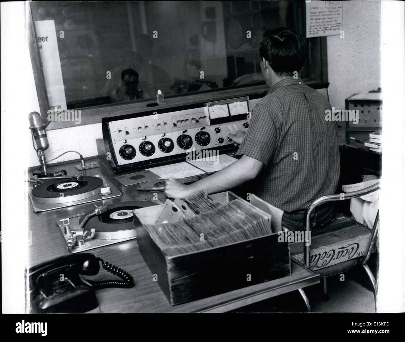 2. März 2012 - Undergraduate Ingenieur in der Regiekabine des Radiosenders WPRb, befindet sich im Untergeschoss des Inhabers Hall. Der Bahnhof ist komplett von Studenten besetzt, und sendet AM Campus nur FM zu die meisten des Staates New Jersey. Stockfoto