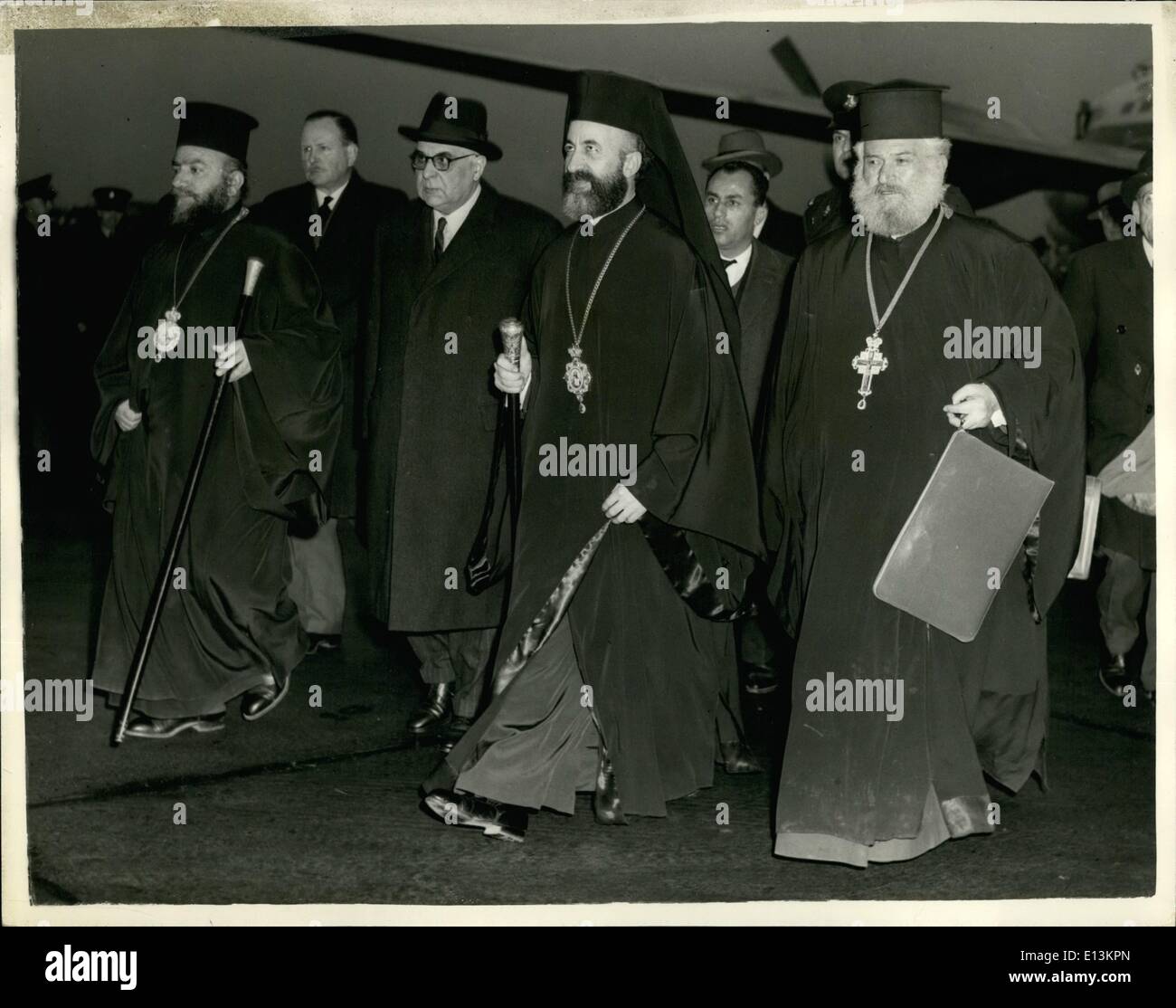 02. März 2012 - -Shop Makarios kommt in London an.  aus dem Flugzeug mit seinen Gefährten: Erzbischof Makarios und seine Partei kamen heute Abend am Flughafen London an, um über die Zukunft zu sprechen . Foto zeigt: Erzbischof Makarios und seine Begleiter, die heute Abend vom Flugzeug aus am Flughafen London zu Fuß sind. Stockfoto