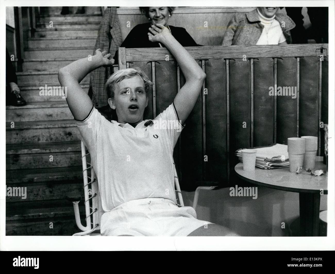 2. März 2012 - Tennis: Stockholm Open. Nachdem die Übereinstimmung zwischen der amerikanischen Tennis Spieler Stan Smith und dem schwedischen Spieler Leif Johansson Stan Smith sagte: - meine eigene Schuld - er verdient gewonnen - er nahm die Chance ich ihm gab. Und aus diesem Grund die große Tennis-Spieler Smith verpasste über 50000Swedish Kronen. Der Gewinner 19 Jahre alten Leif Hohansson war die große Überraschung der Montag Abend und er produziert wirklich große Aufsehen mit dem Gewinn über Stan Smith mit 7: 6, 7: 5. Aber der Gewinner des Stockholm Open ist noch nicht bereit Stockfoto