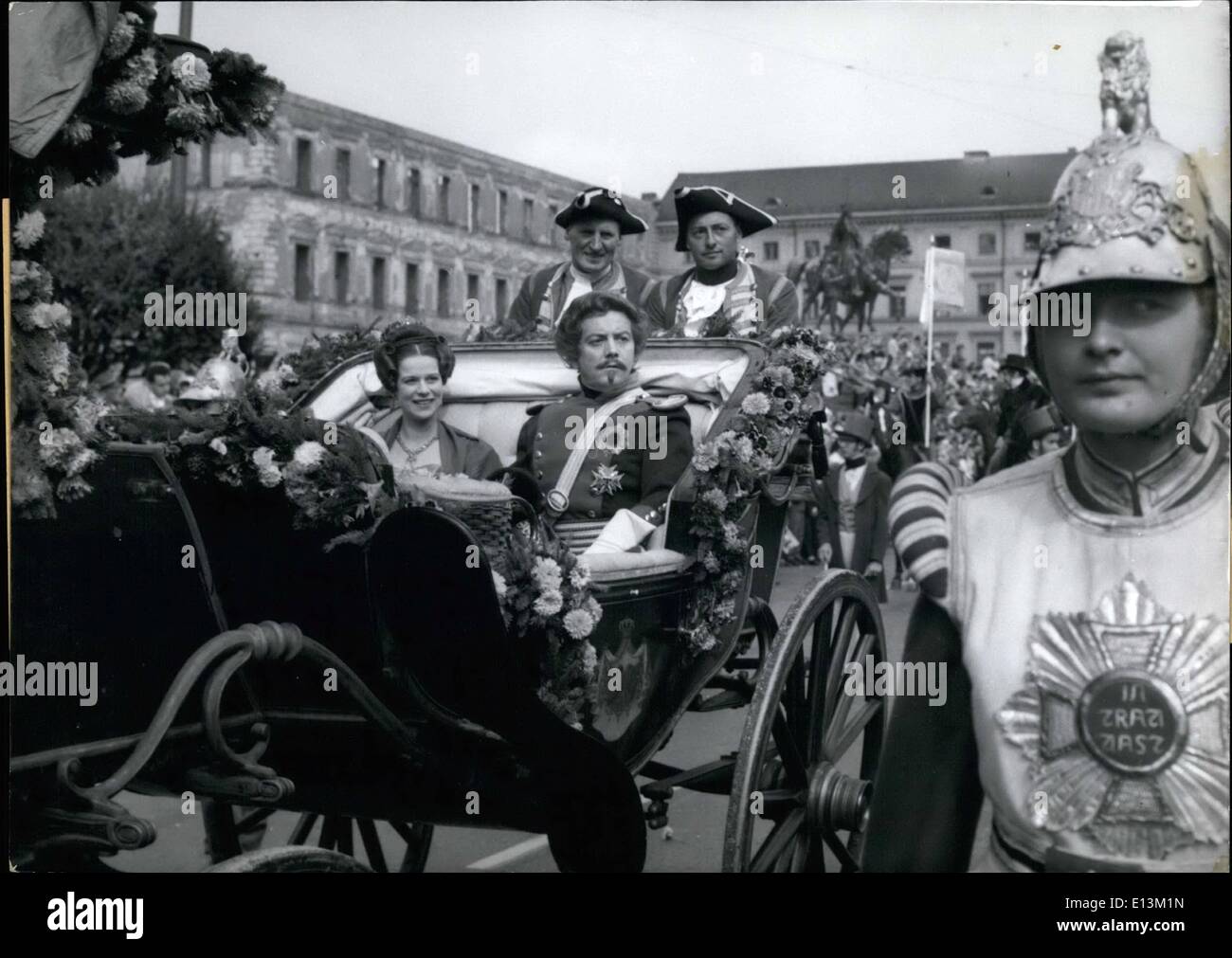 2. März 2012 - Parade der nationalen Kostüme In München: Am 25. September 1960 ging eine Parade der nationalen Kleidern und Kostümen durch die Straßen von München neben dem 150. Oktober Festival findet vom 24. September 1960, 2. Oktober 1960. Foto zeigt The Jubilee Wagen mit Kronprinzen Ludwig und seiner Frau Prinzessin Theresa, die mit dem Auto 1810 zum ersten Oktober Festival Reisen (Kronprinz Ludwig - Schauspieler Hans Reiser, Prinzessin Therese Schauspielerin Gertrud Kuckelmann. Stockfoto