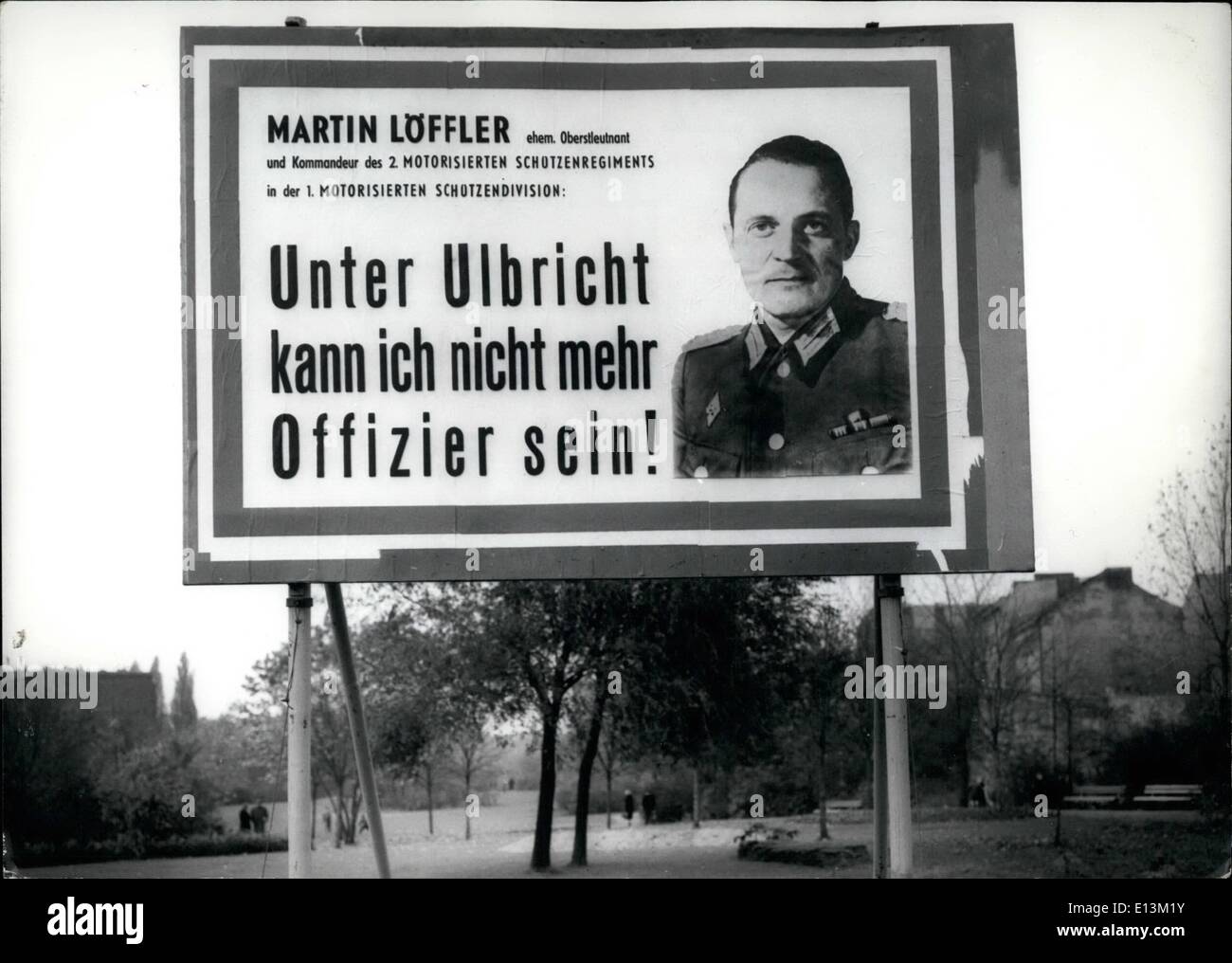 2. März 2012 - Aufmachungen gut sichtbar für die Ostberliner Menschen Polizei und Eastgerman Volksarme und Ostberliner ausgerechnet, die Polizei West-Berlins dieses Plakat entlang der Wand und der Sektor-Grenze. Die Plakate zeigt die entflohenen Eastgerman Volksarmee, Offizier, Oberstleutnant Martin Loffler und die Worte: Ich kann nicht mehr, sein Offizier unter Kommando von Ulbricht. Keystone Berlin, 30.10.62 Stockfoto