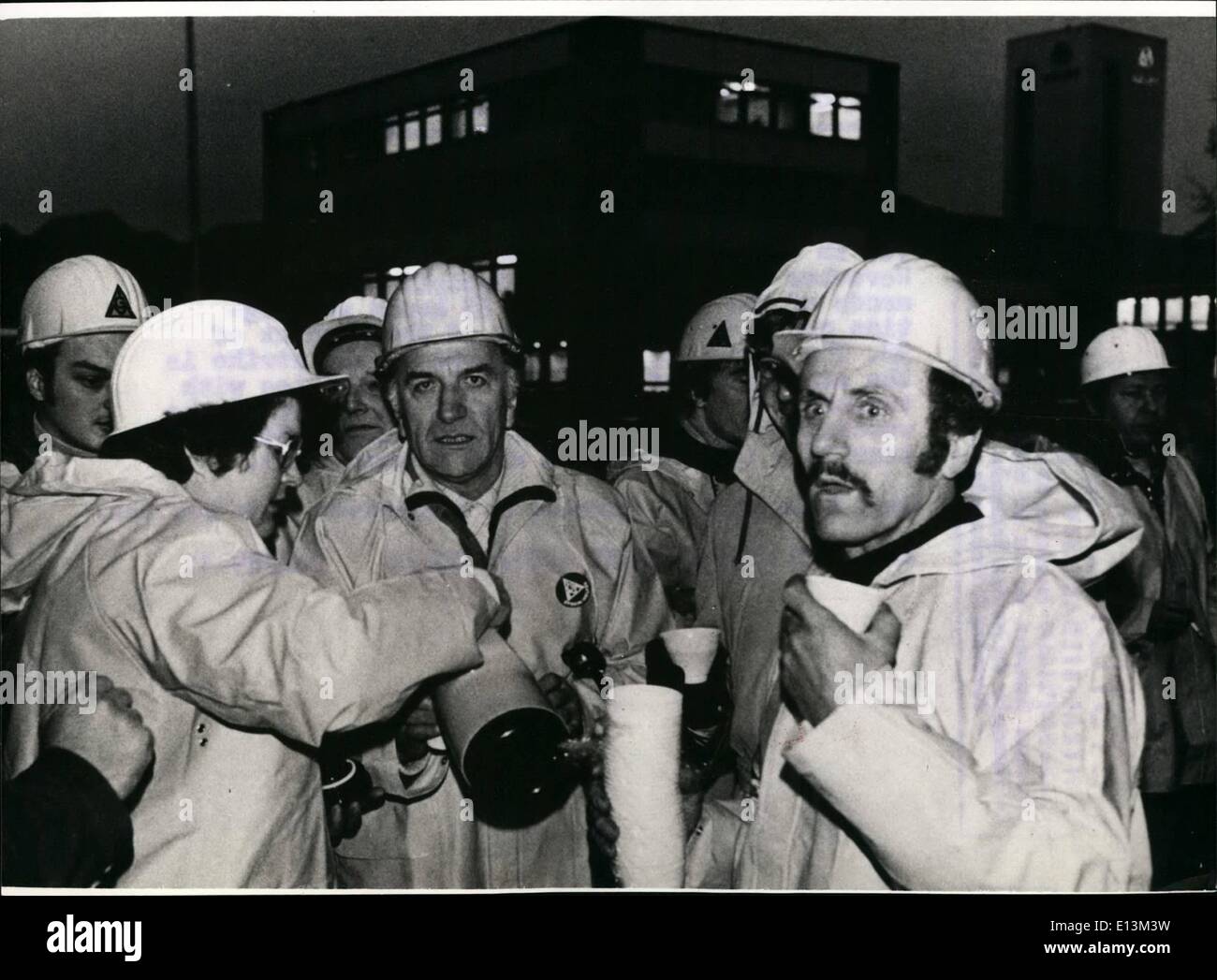 22. März 2012 - West-Deutschland: 37 sind Steelworkers günstigen - The Working-Kampf an den Rhein und Ruhr... in Osnabrück und Bremen begann in Dienstag, 28. November 1978 sehr diszipliniert. Die Forderungen der Streikenden sind 35 Stunden Arbeitszeit pro Woche und eine Erhöhung der Zahlung von 5 %. Die Antwort für die Angestellten des Streiks ist die Ankündigung einer Aussperrung in 8 Fabriken mit Togeather 28 Ooo Arbeiter. Hinter der Front der Arbeit-0struggle Metall-Gewerkschaft. Die Bereitschaft zu einem Kompromiss zu bezeugen. Stockfoto