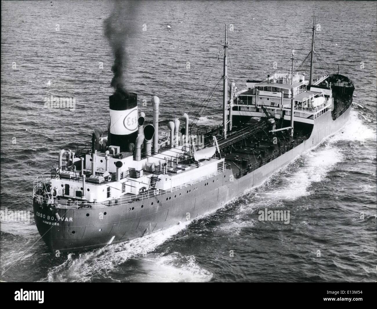 22. März 2012 - das erste deutsche Atomschiff. Da die Forschungsarbeiten in geesthacht (Norddeutschland) nach mehr als einem Jahr abgeschlossen sind, war geplant, ein deutsches Handelsschiff für den Bau in einem Atomreaktor als Antrieb zu nutzen. Durch eine Vereinbarung zwischen der Gesellschaft für Kernenergie und der Esso-Tankreederei in Hamburg wird der 1937 in Kiel gebaute Tank Esso Bojivar (Esso Bolivar) ( 10728 BRT) derjenige sein, zu dem ein Atomreaktor für den Antrieb gebaut wird. Stockfoto