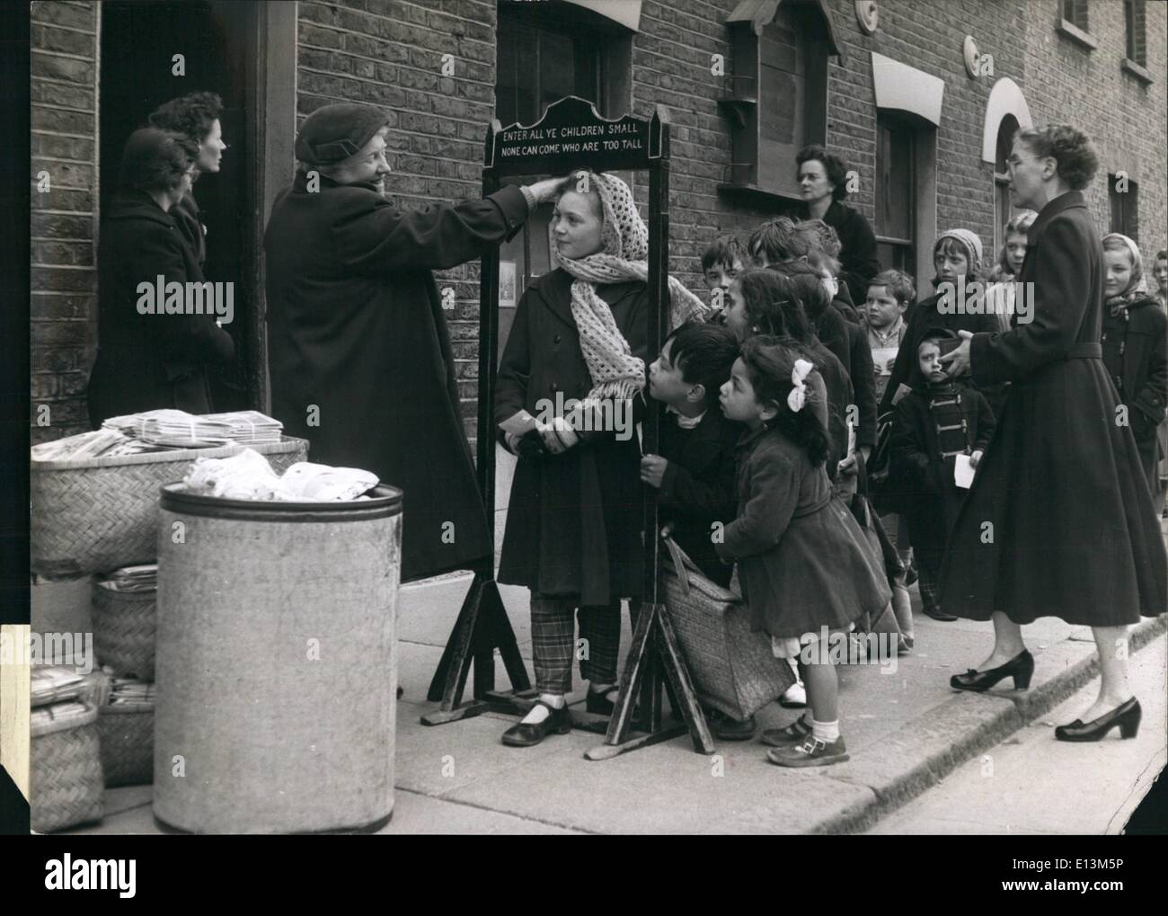 22. März 2012 - durchlaufen Sandra nur Kratzer durch Sandra Green gerade, aber Miss Violet Weg, Chefin der Siedlung außerhalb davon die Preisverleihung statt, sagt ihr, dass es unbedingt das letzte Mal sein wird. Wannen-Bundles stehen gefüllt, bereit für den Vertrieb. Stockfoto