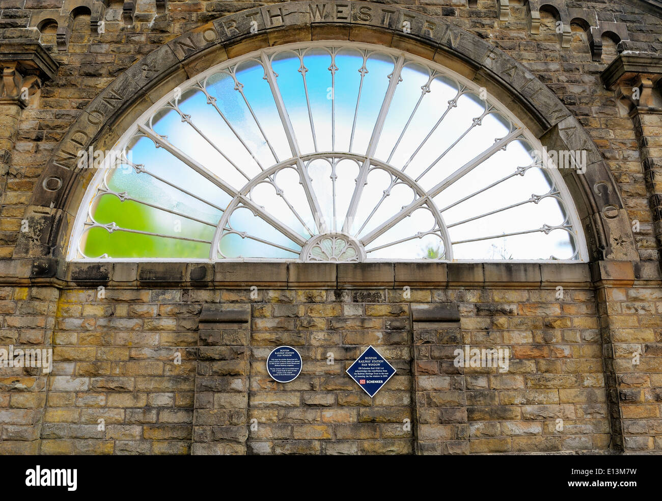 Buxton Derbyshire England UK Bahnhof mit Ventilator Fenster Stockfoto