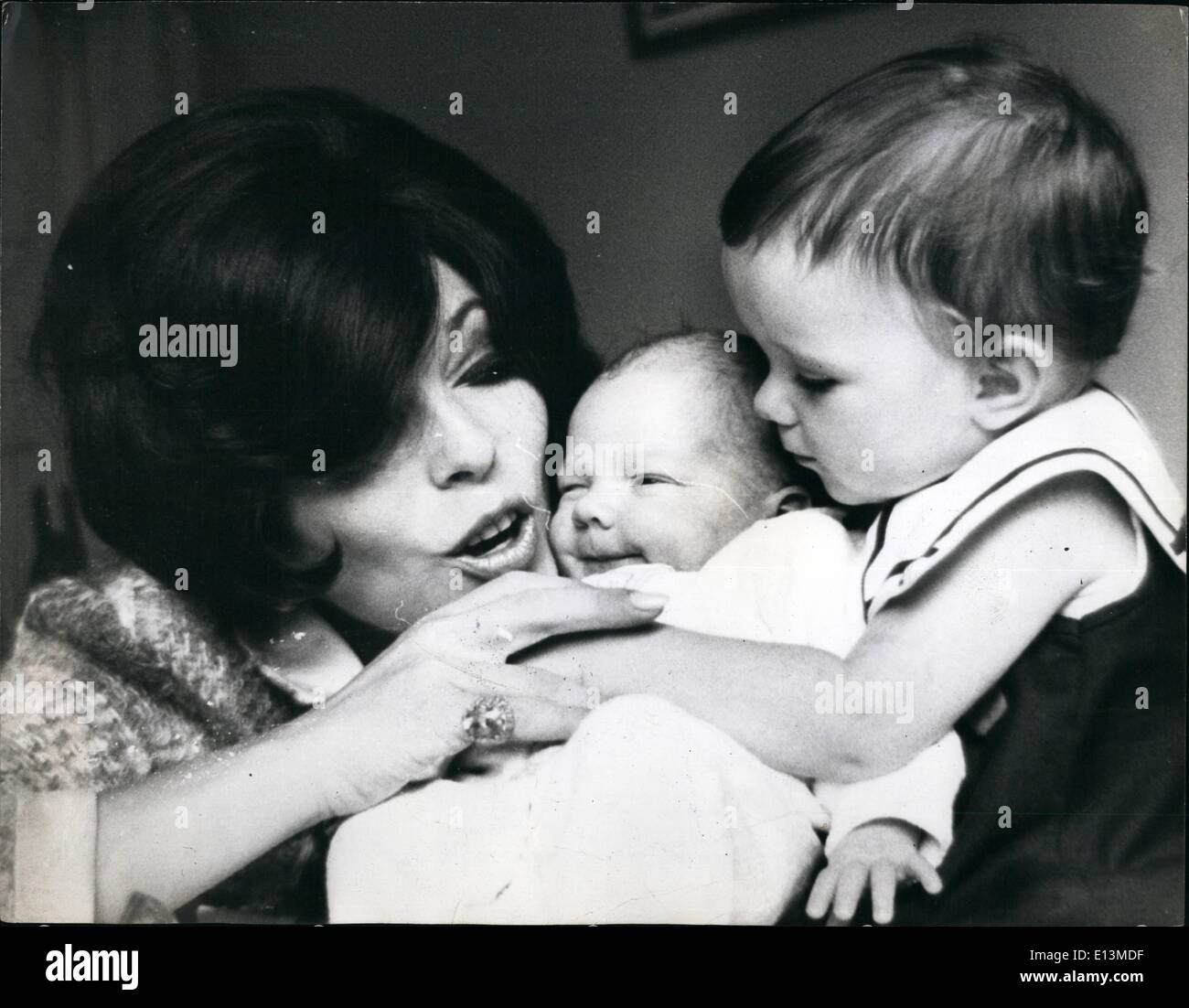 22. März 2012 - Joan Collins mit Tochter und neues Baby in New York. Joan Collins, der nach Hollywood, um die Art der Teile gegeben werden, ihre dunkle, sinnliche Schönheit für schrie, gehen musste, ist heute das New York Ehefrau und Mutter leben. Verheiratet mit Anthony Newley, derzeit erscheint in seinen eigenen musikalischen '' The Brüllen von der Schminke und the Shell von the Crowd'' floppte in London und erwies sich als durchschlagenden Erfolg in New York, Joan ist nun stolze Mutter von einem Mädchen und ein Junge: Tara, im Alter von zwei Jahren und sechs Wochen alten Alexander, Sasha kurz genannt. Stockfoto