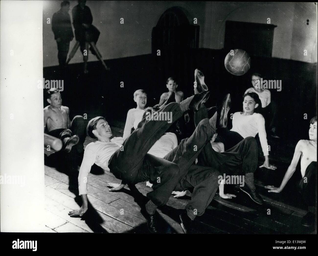 2. März 2012 - Verschärfung der DDR Jugend In Militärschulen: diese Form der Turnhalle Fußball wird mit den Händen auf dem Boden gespielt. Es ist sehr energisch und Tiring. Stockfoto