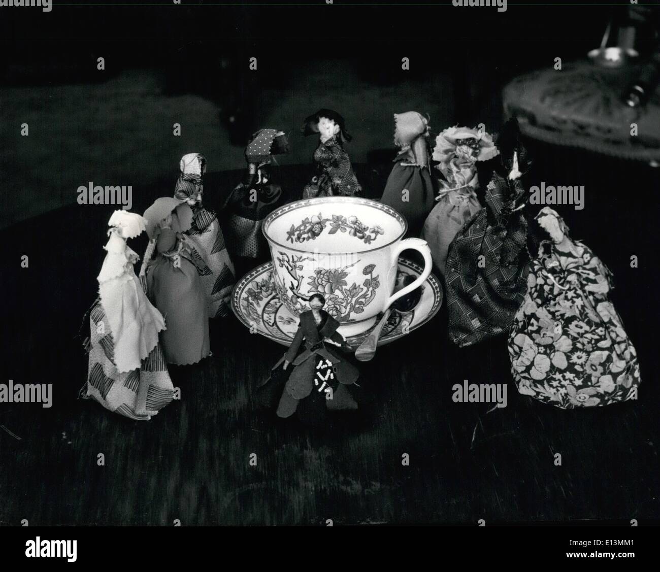 2. März 2012 - eine Tee-Party für 10 kleine Judy Puppen ganz aus Lumpen hergestellt. Stockfoto