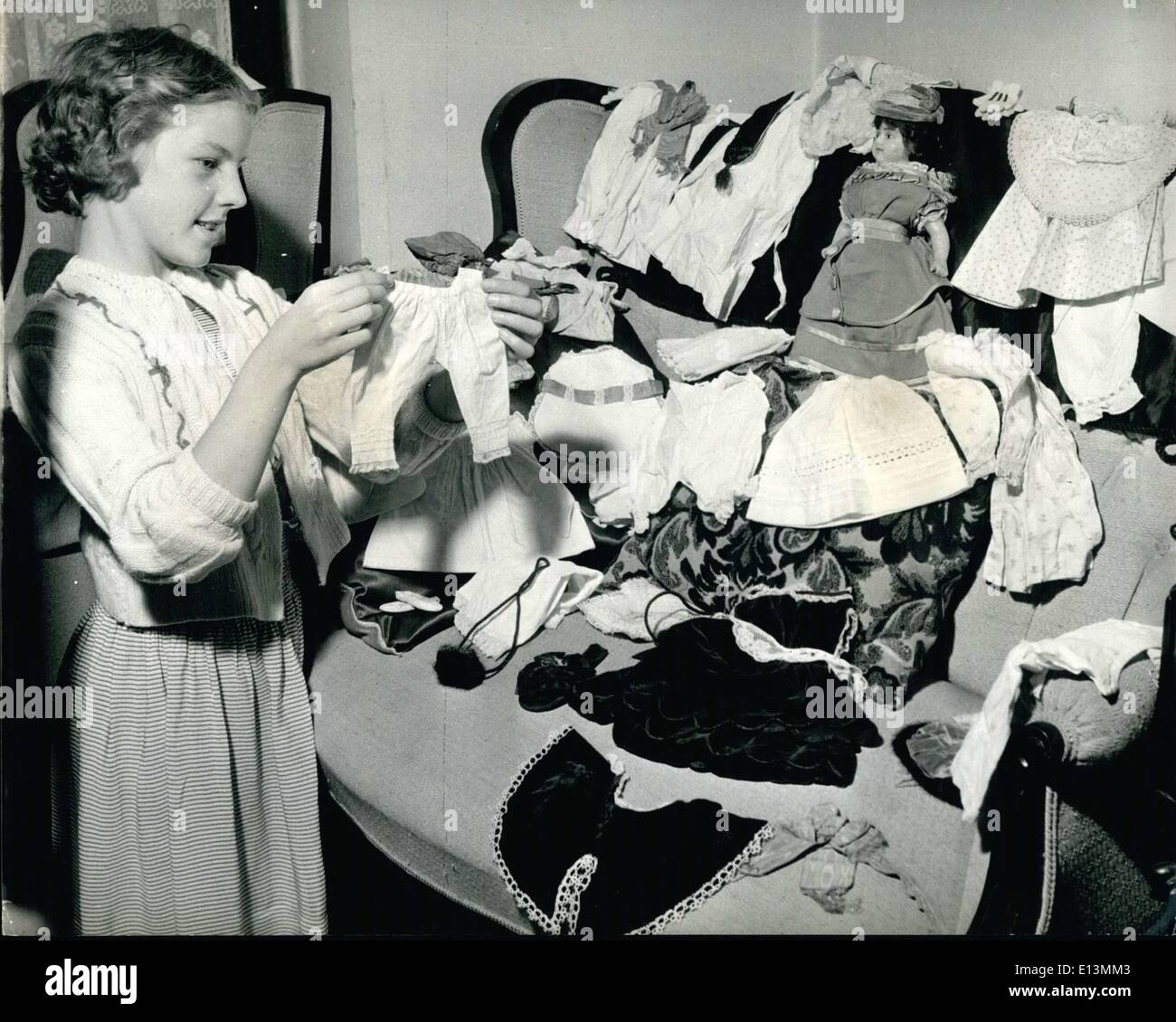 2. März 2012 - Frau de Clifford verlangt absolute Authentizität in ihre Puppen Kleiderschrank noch nach unten zu den unclothes. Wenig Jacqueline Nicholls hält ein paar viktorianischen '' Firmen '' als von den Puppen von vor hundert Jahren getragen. Stockfoto